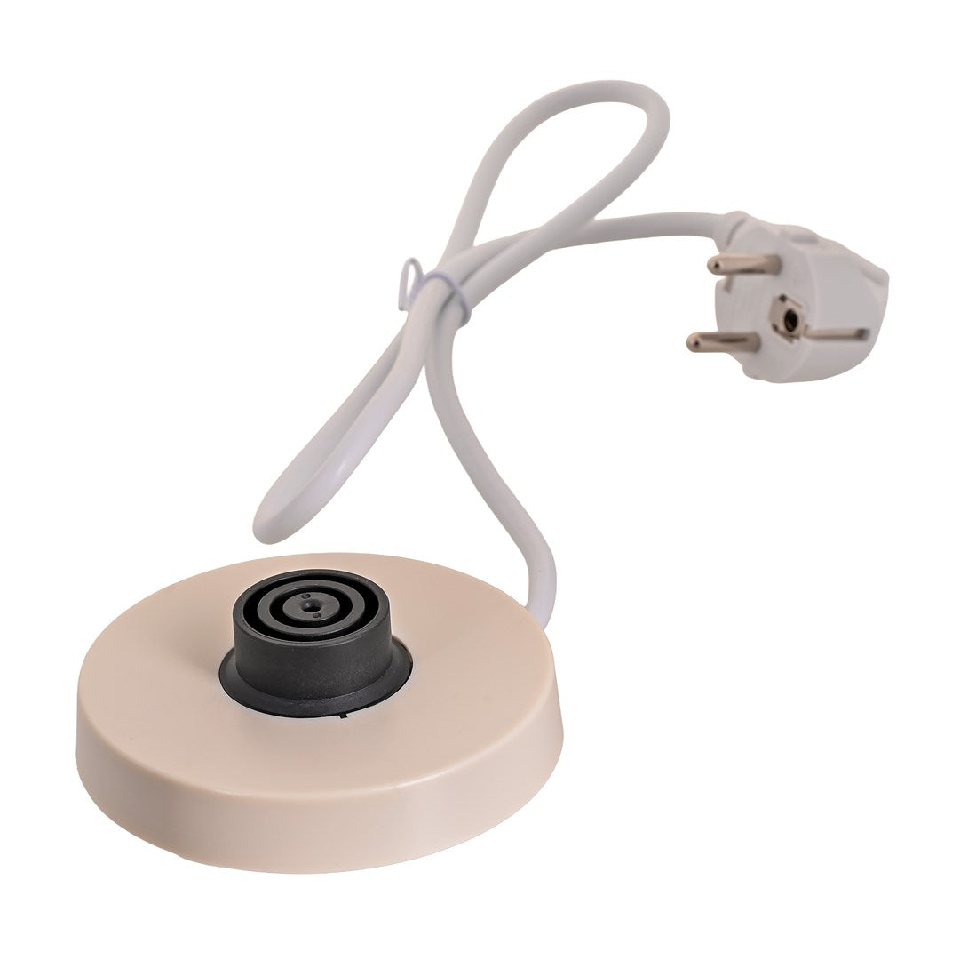Una base rotonda beige per bollitore elettrico con cavo bianco e spina standard su sfondo bianco.