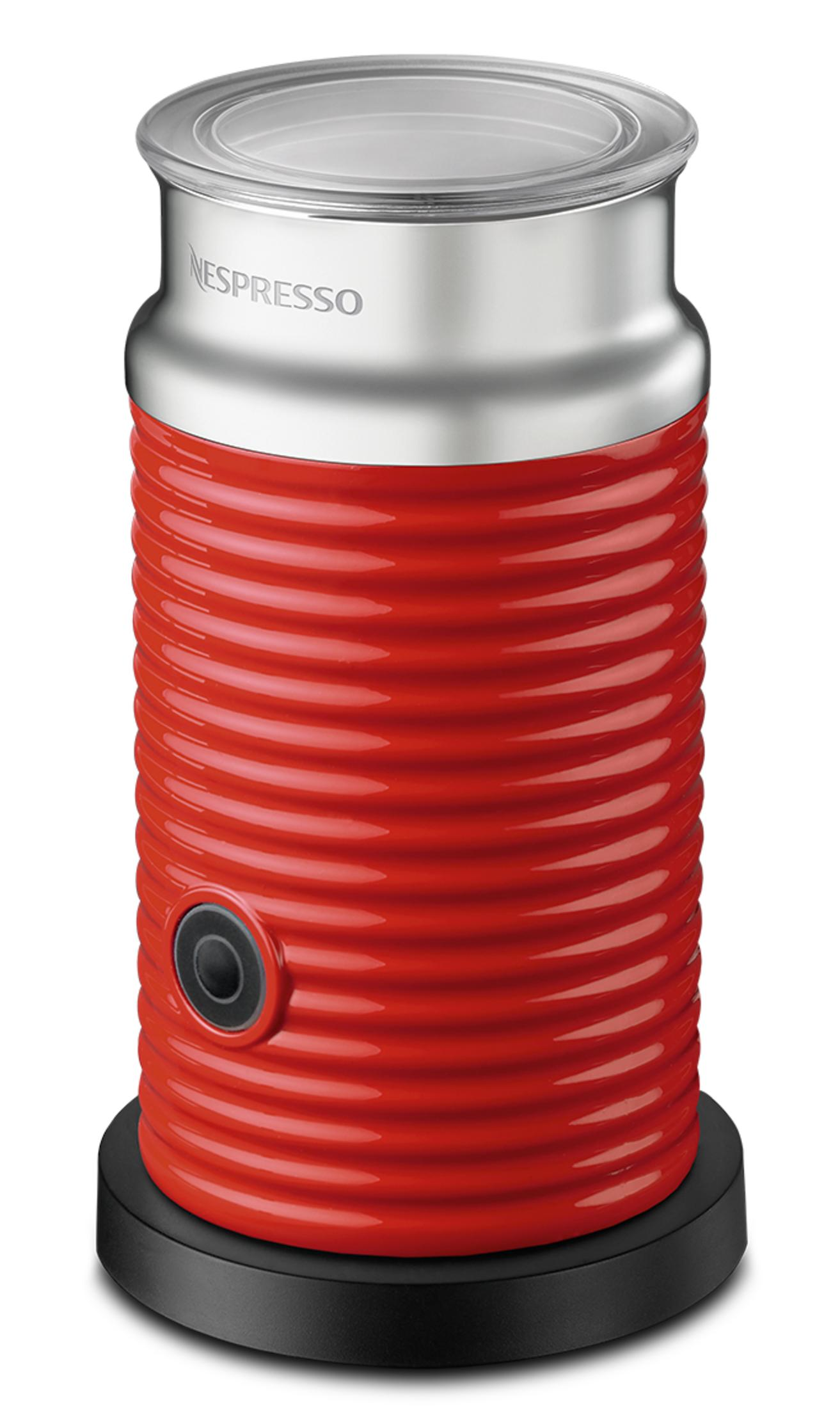 Mousseur à lait Nespresso rouge avec dessus argenté et base noire sur fond blanc.