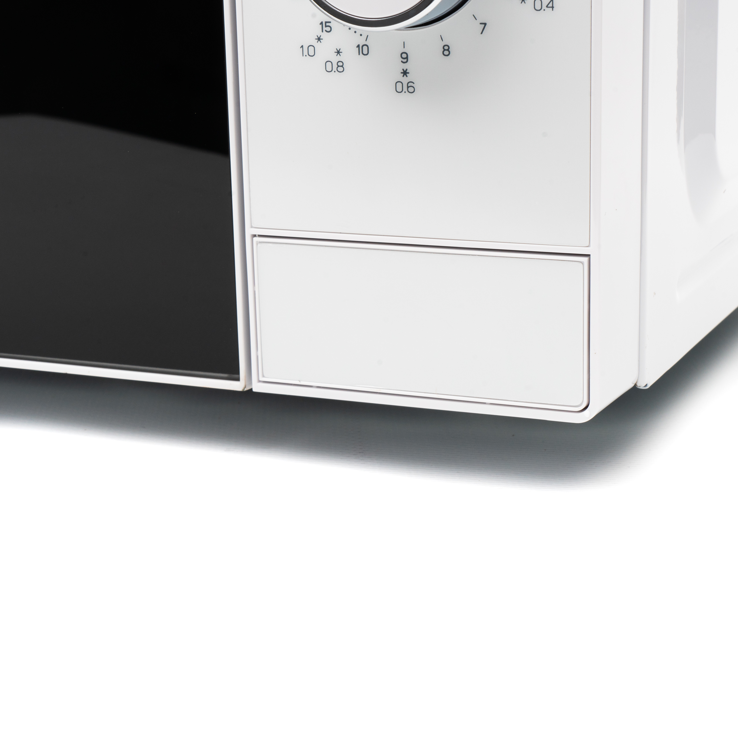 Primer plano del panel de control de un microondas blanco con dial y ajustes numerados.