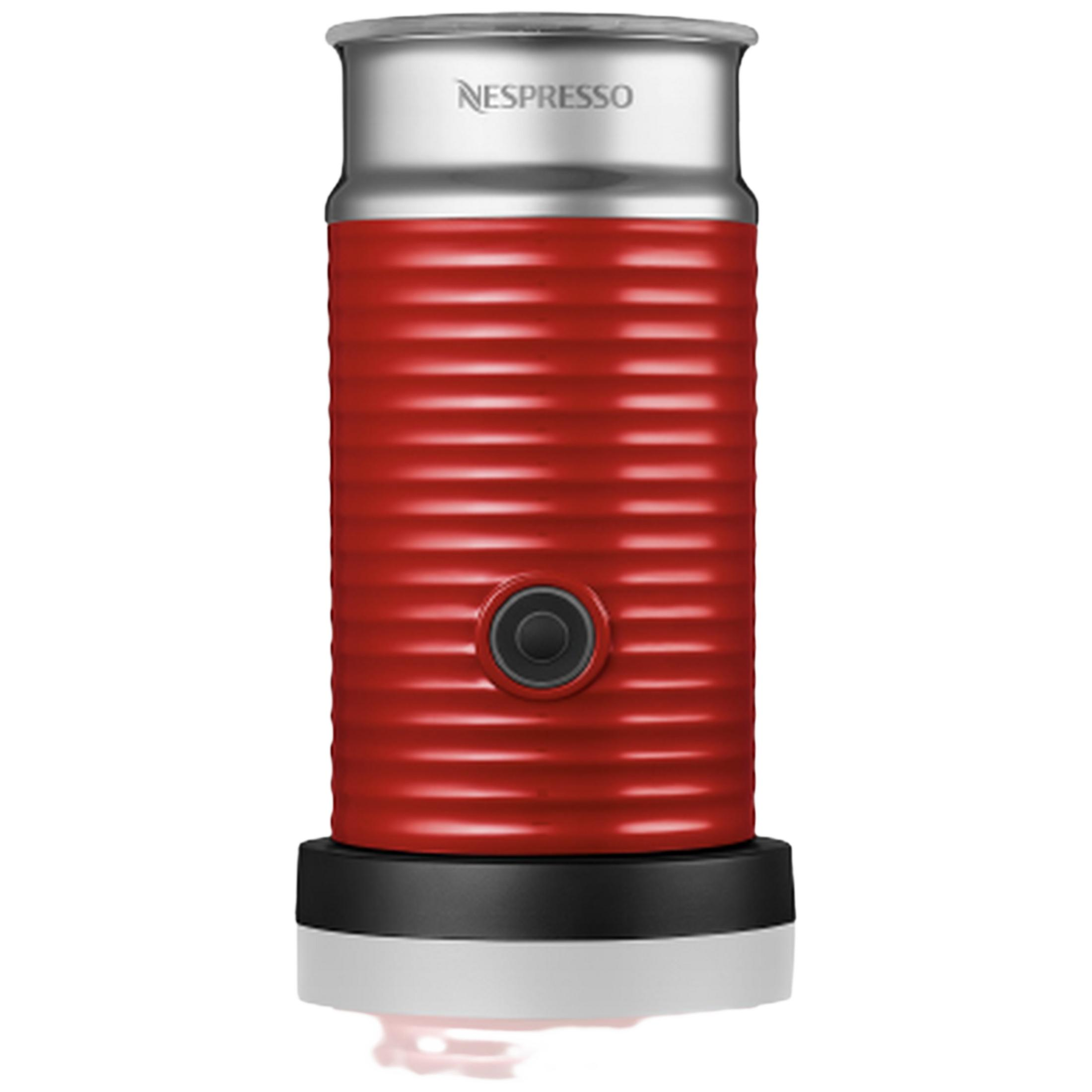 Un mousseur à lait Nespresso rouge avec un corps cannelé, un bord supérieur argenté et un bouton noir sur fond blanc.