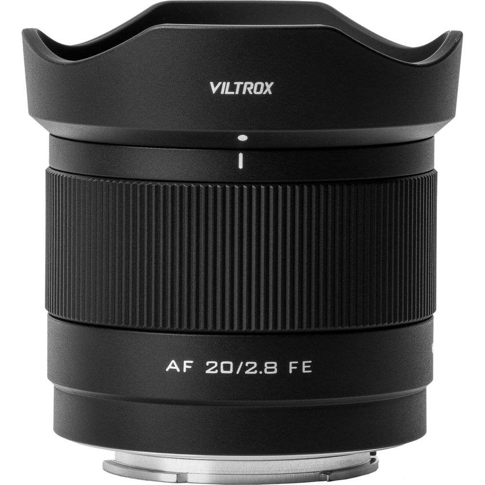 Schwarzes Viltrox AF 20/2.8 FE Kameraobjektiv mit geripptem Fokusring auf weißem Hintergrund.
