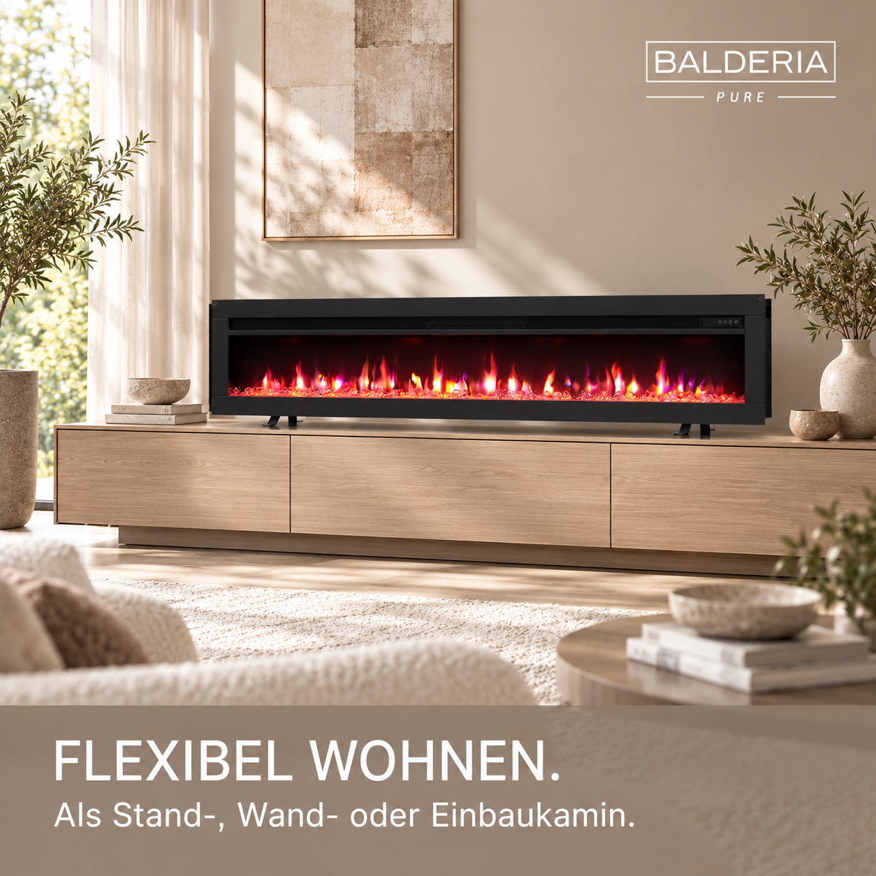 Moderner elektrischer Kamin auf einem Holzschrank in einem hellen Wohnzimmer mit Pflanzen.