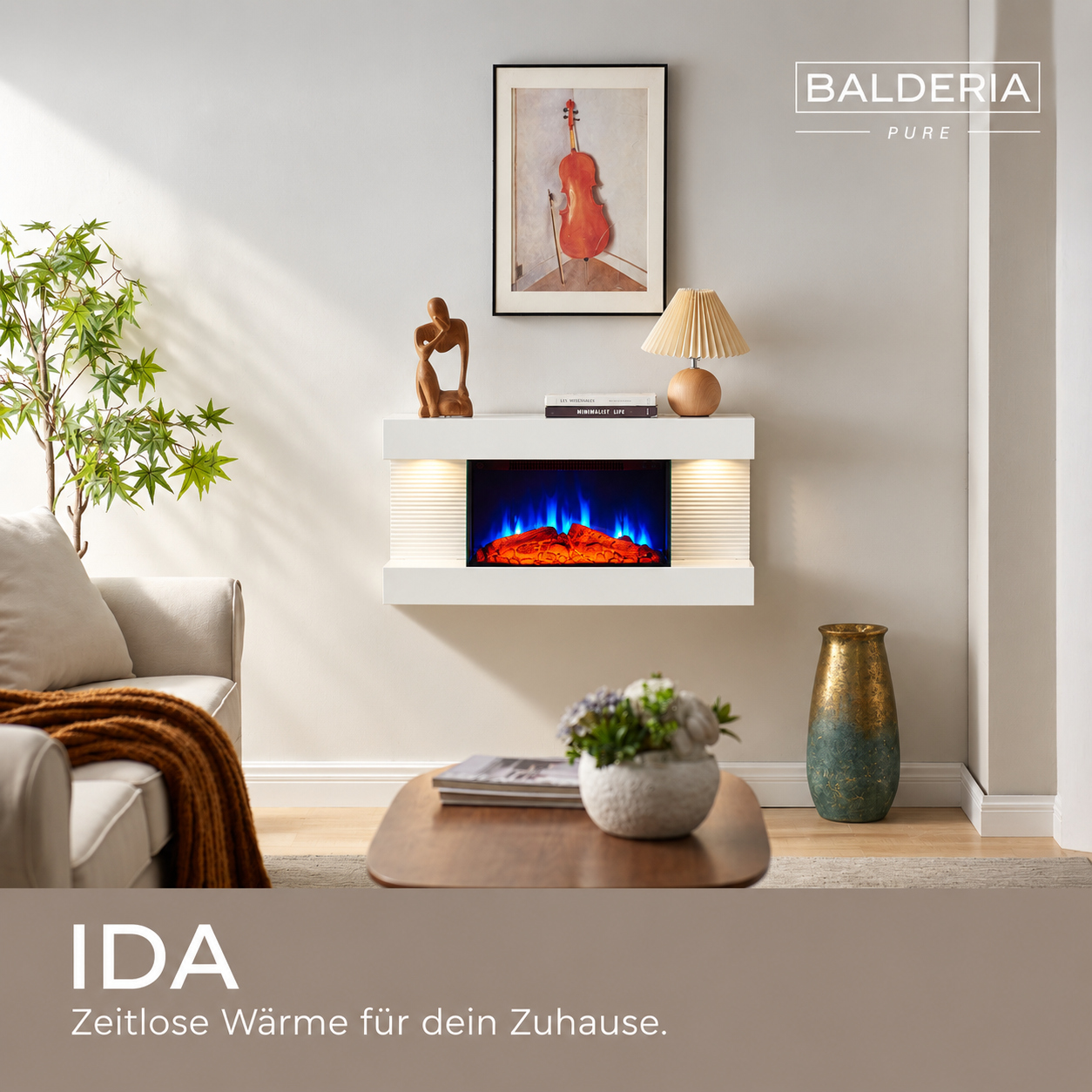 Wohnzimmer mit weißem Wandkamin, blauem Feuer, Kunstpflanze, Lampe, Kunstwerk und Dekoartikeln.