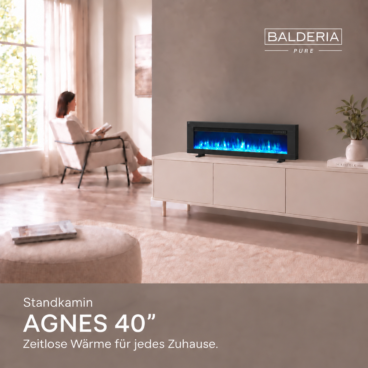Moderner elektrischer Kamin auf einem Sideboard in einem gemütlichen, hellen Wohnzimmer mit sitzender Frau.