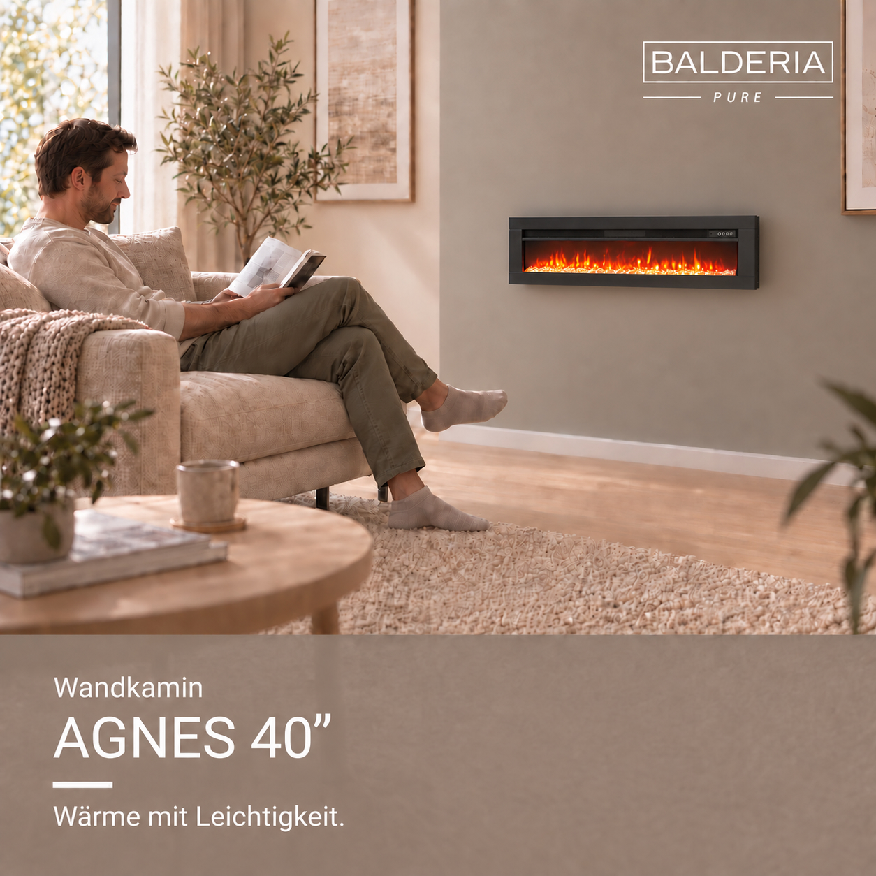 Ein Mann sitzt in einem gemütlichen Sessel und liest ein Buch, während ein elektrischer Wandkamin brennt.