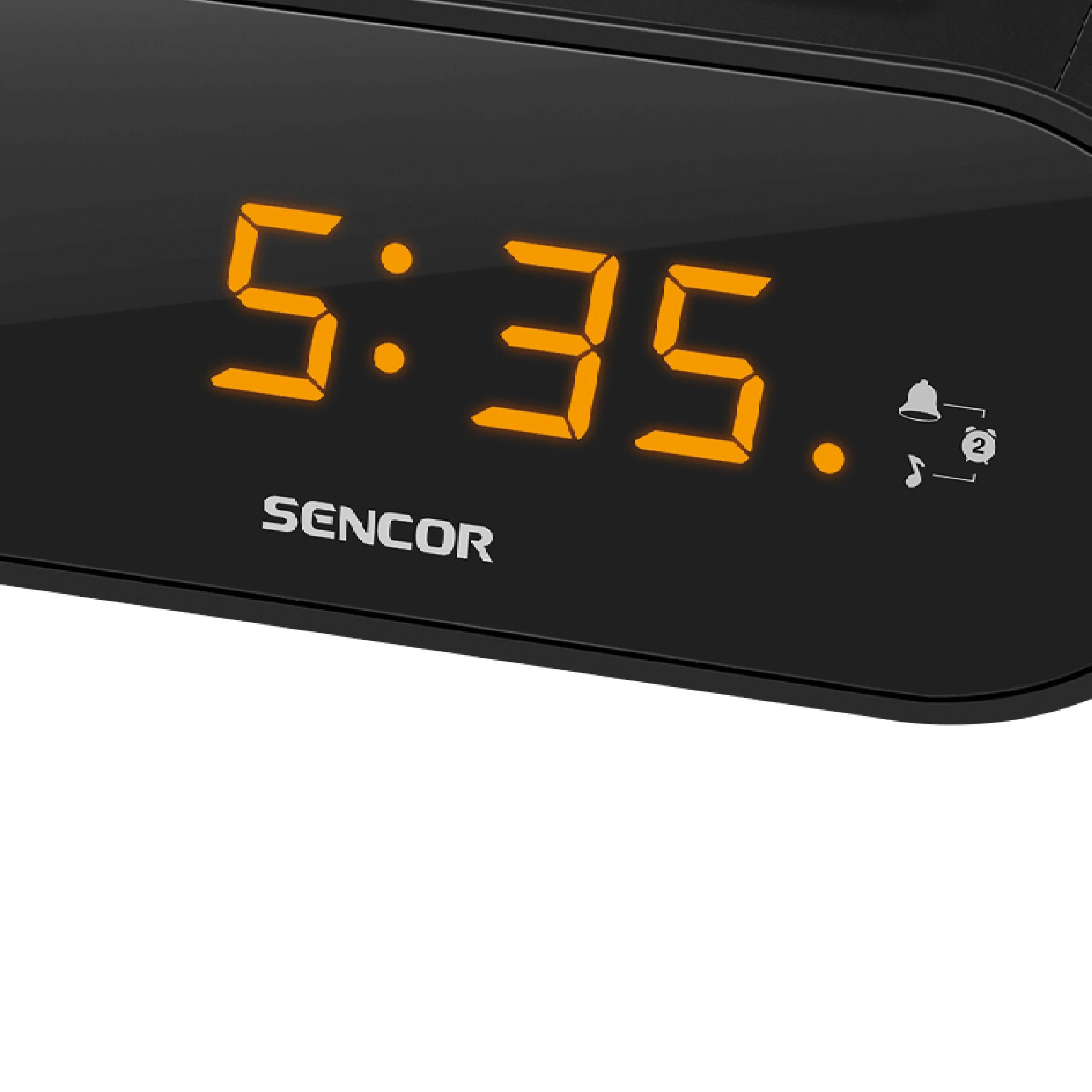 Ein schwarzer Sencor Digitalwecker zeigt leuchtend orangen Ziffern 5:35 auf dem Display.