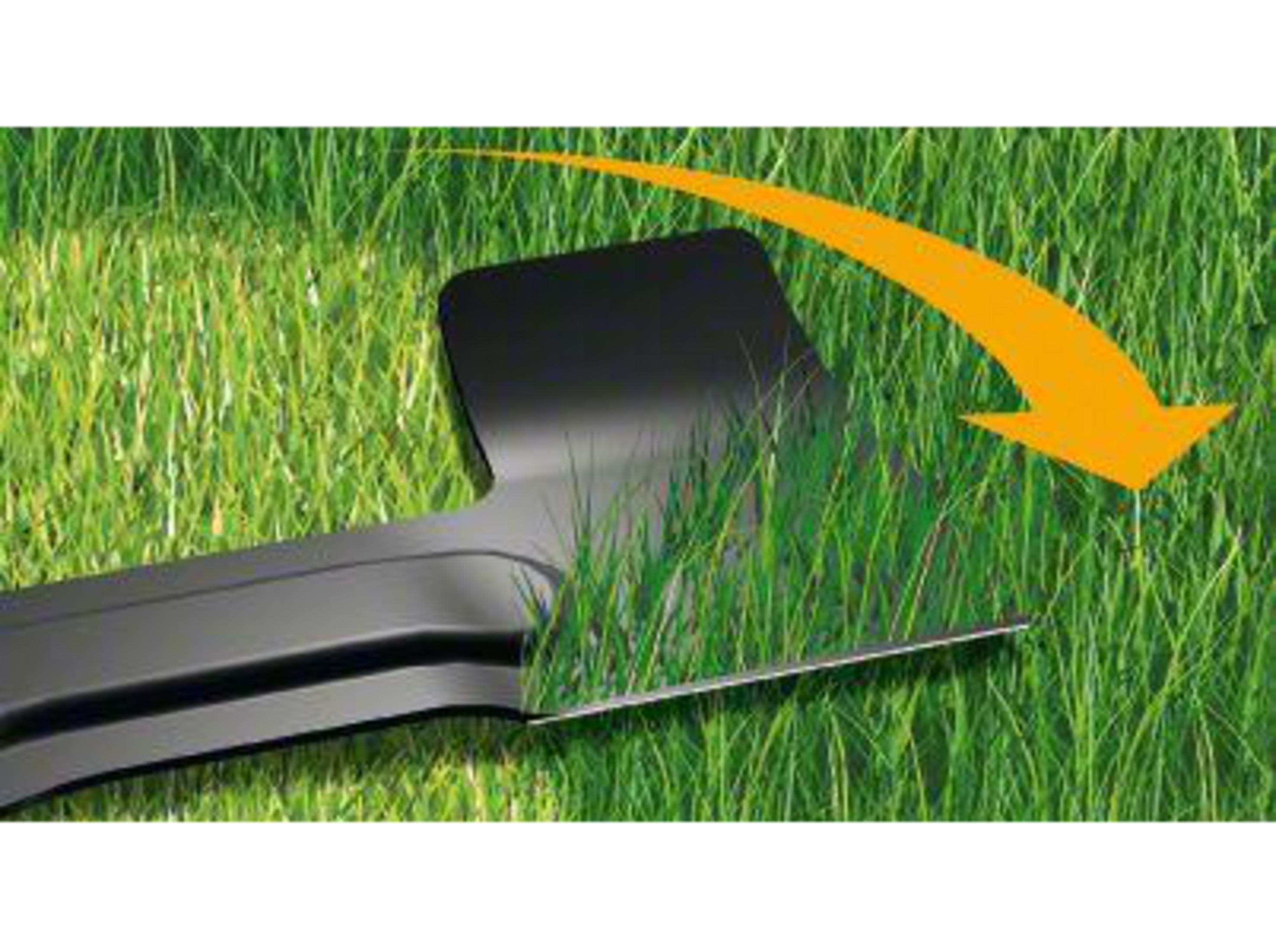 Ein schwarzes Mähwerk schneidet grünes Gras, angezeigt durch einen orangen Pfeil.