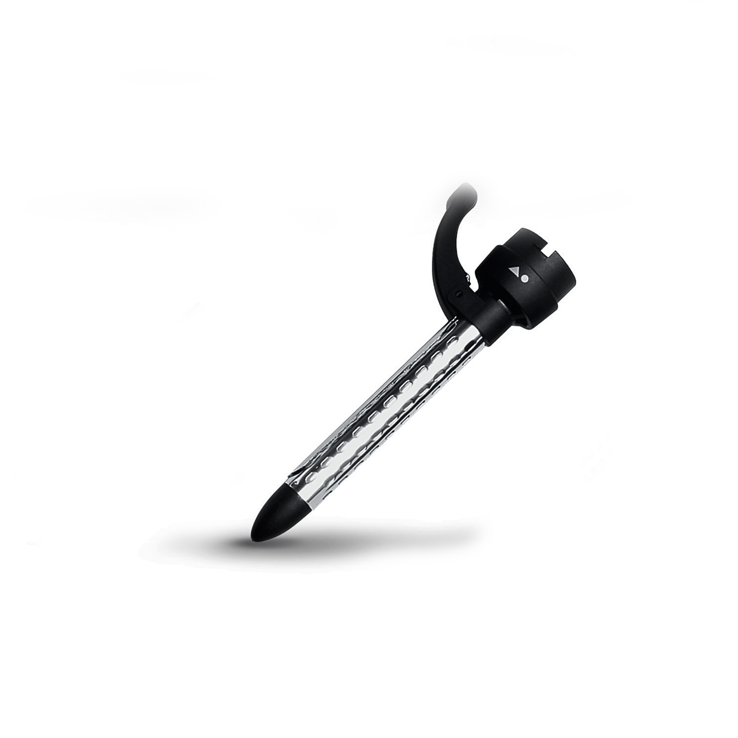Ein silberner Lockenstab mit schwarzem Griff und Spitze steht auf einem weißen Hintergrund.