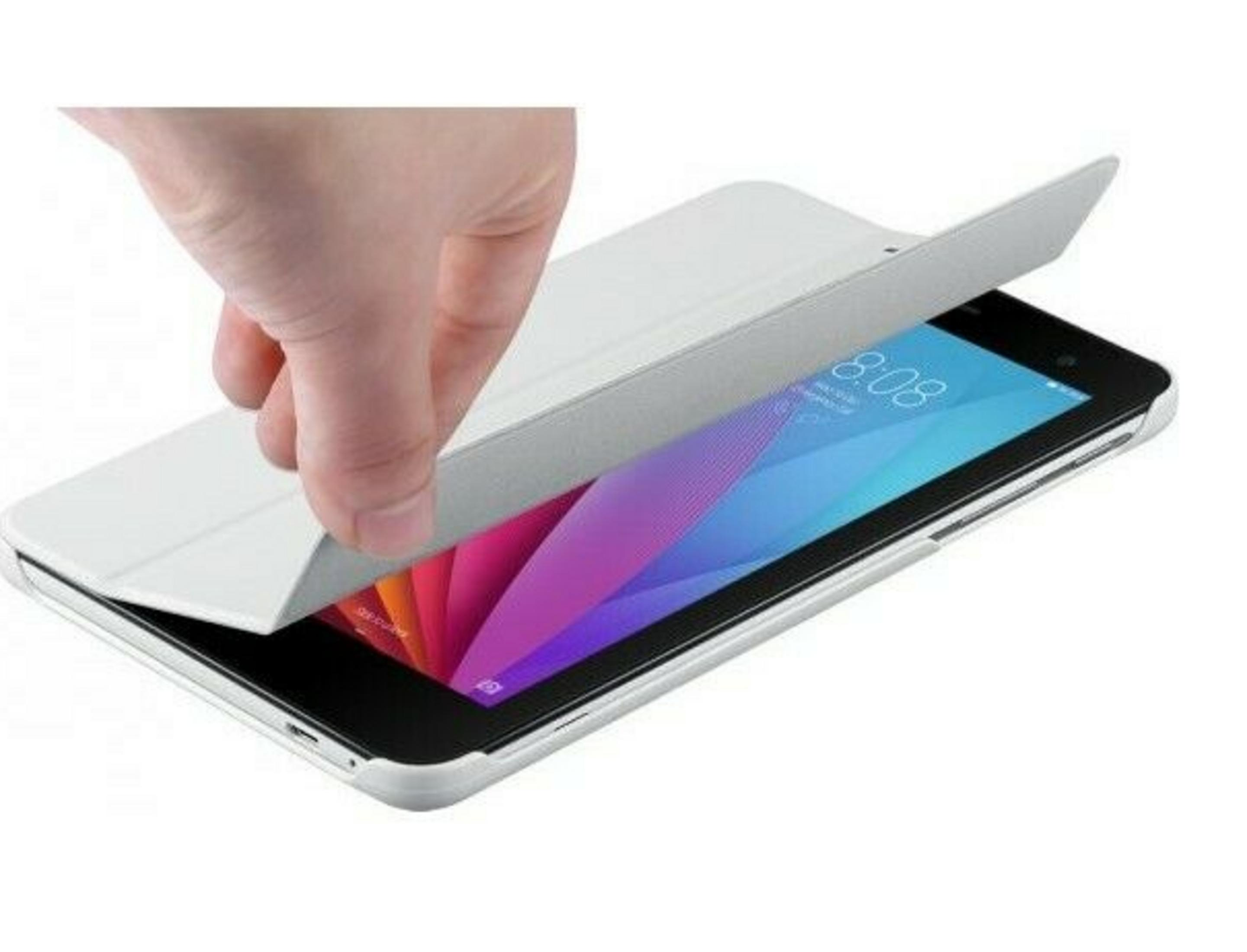 Eine Hand öffnet die weiße Schutzhülle eines auf dem Tisch liegenden Tablets mit farbigem Bildschirm.