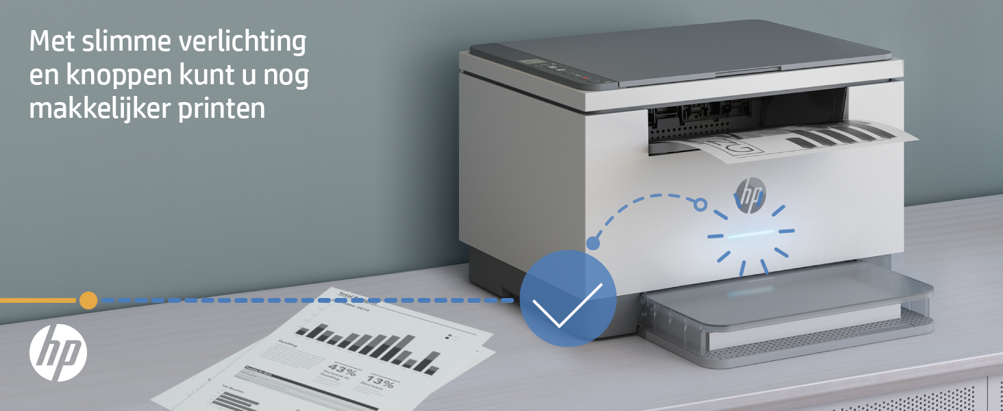 Una impresora HP blanca en una mesa con informes impresos en primer plano y texto en holandés.