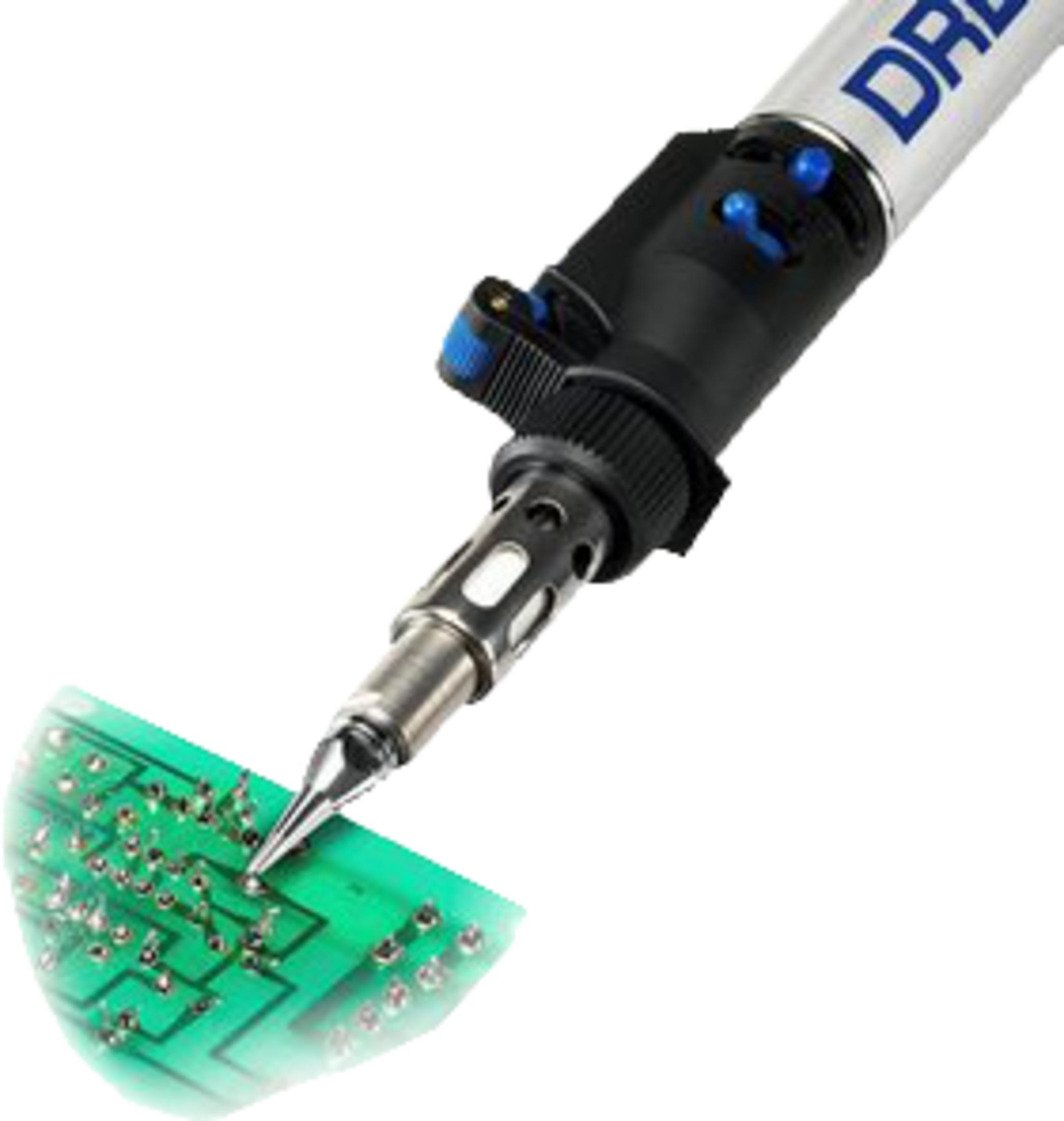Ein Dremel Akku-Lötkolben lötet Bauteile auf eine grüne Platine vor weißem Hintergrund.
