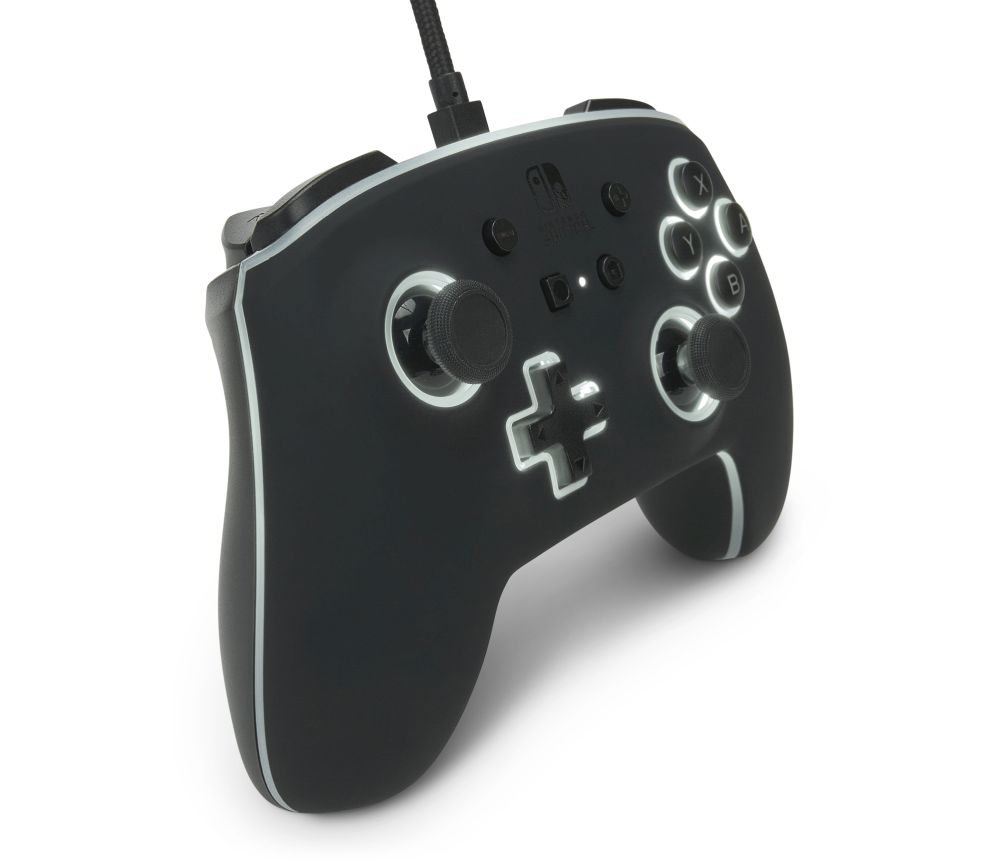 Un controlador de videojuegos con cable negro con detalles en blanco brillante, joysticks y botones de acción.