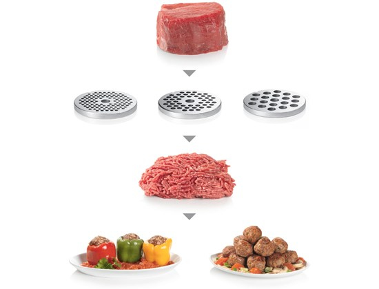 Fleischstück, verschiedene Lochscheiben, Hackfleisch, gefüllte Paprika und Fleischbällchen auf weißem Hintergrund.