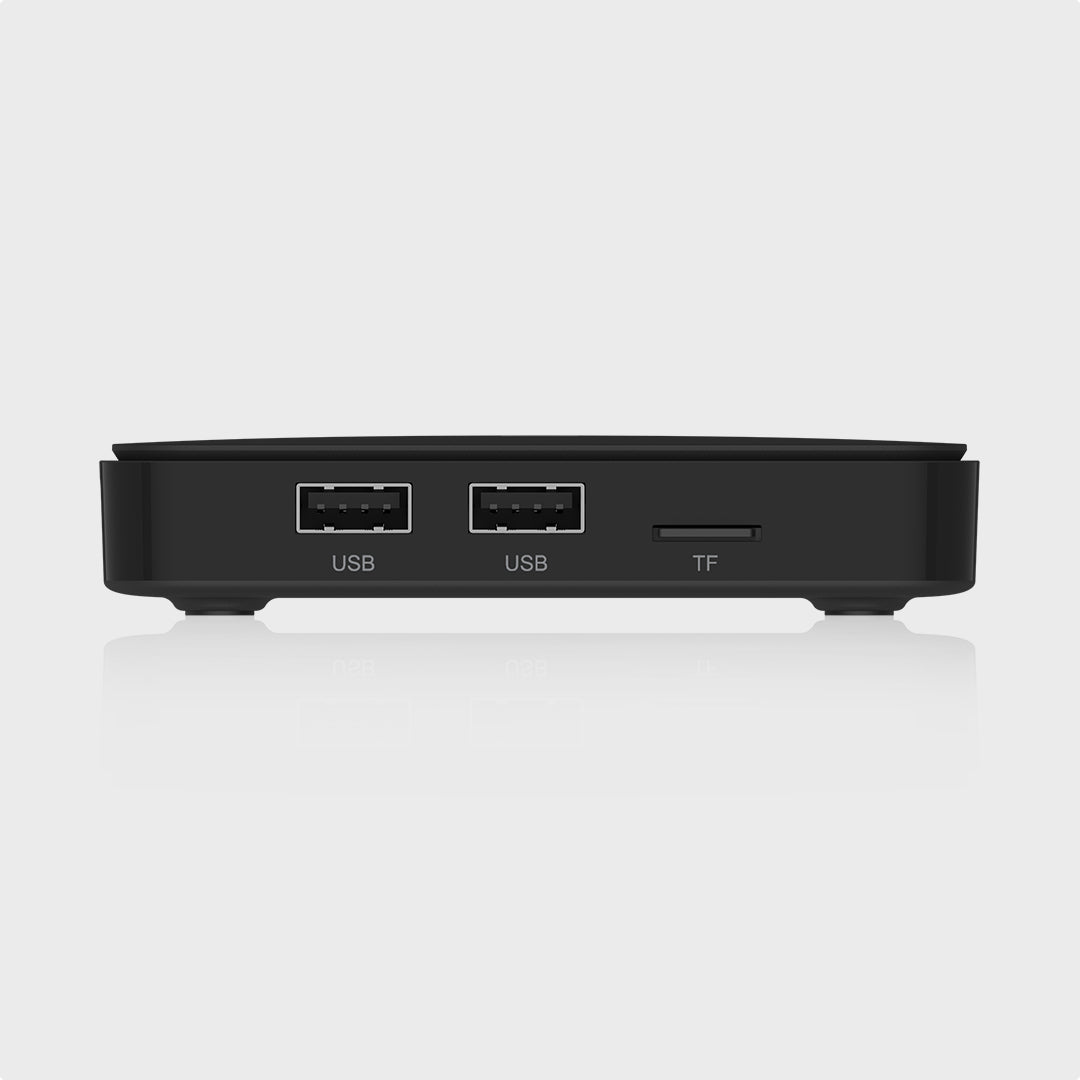 Vorderansicht einer schwarzen Streaming-Box mit zwei USB-Anschlüssen und einem TF-Kartensteckplatz.