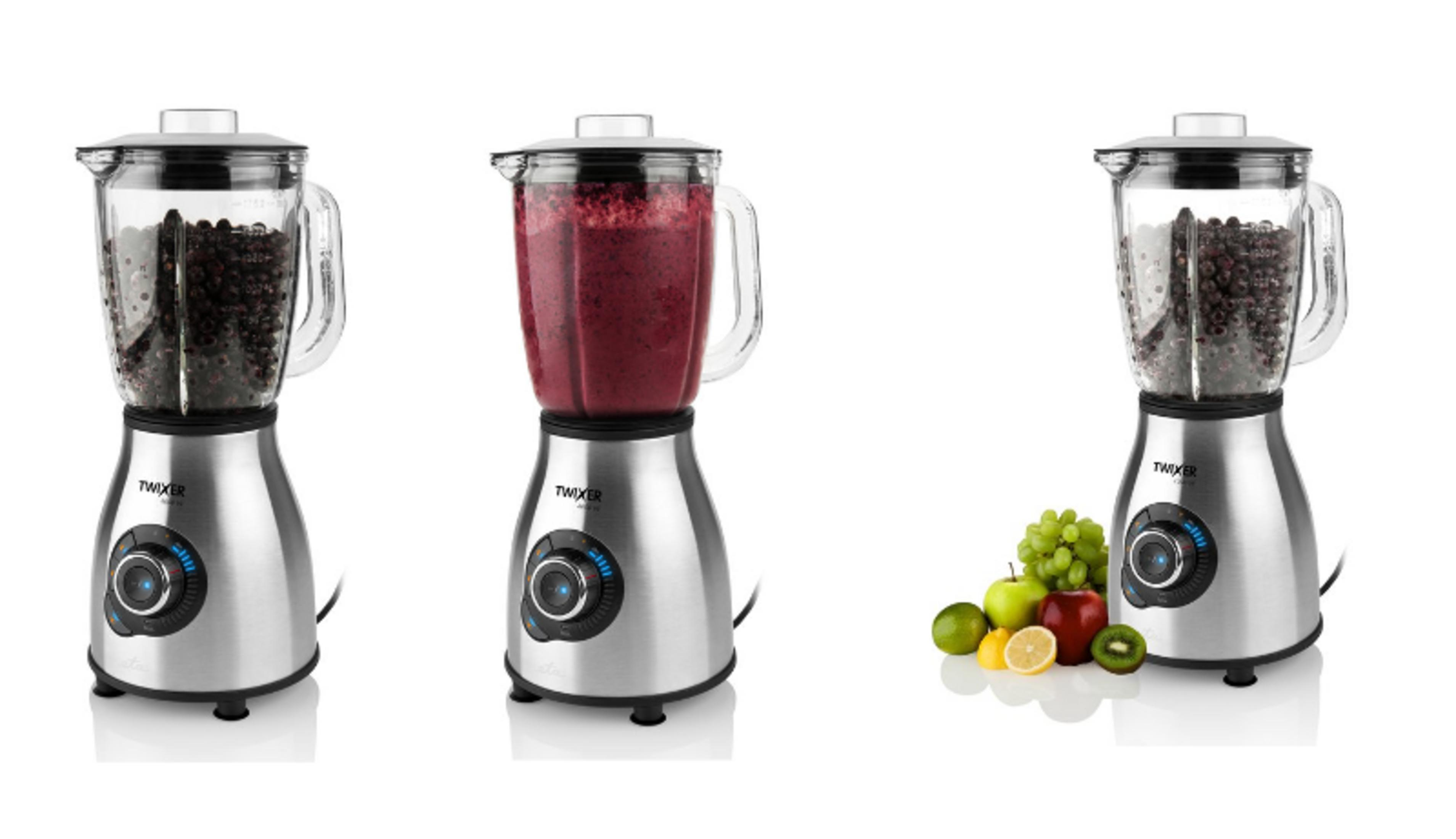 Tres licuadoras de acero inoxidable con bayas, batido y bayas junto a varias frutas frescas.