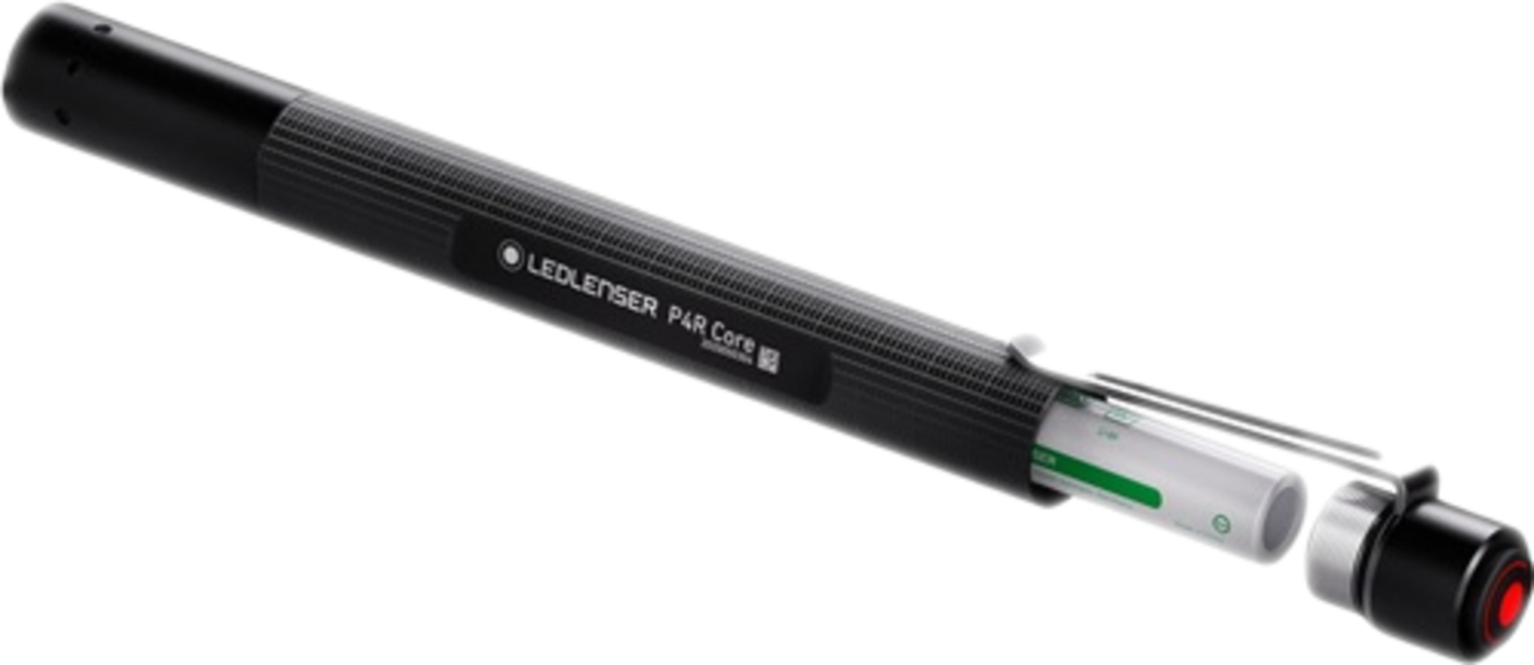Schwarze Ledlenser P4R Core Stiftlampe mit offenem Batteriefach und sichtbarer Batterie.