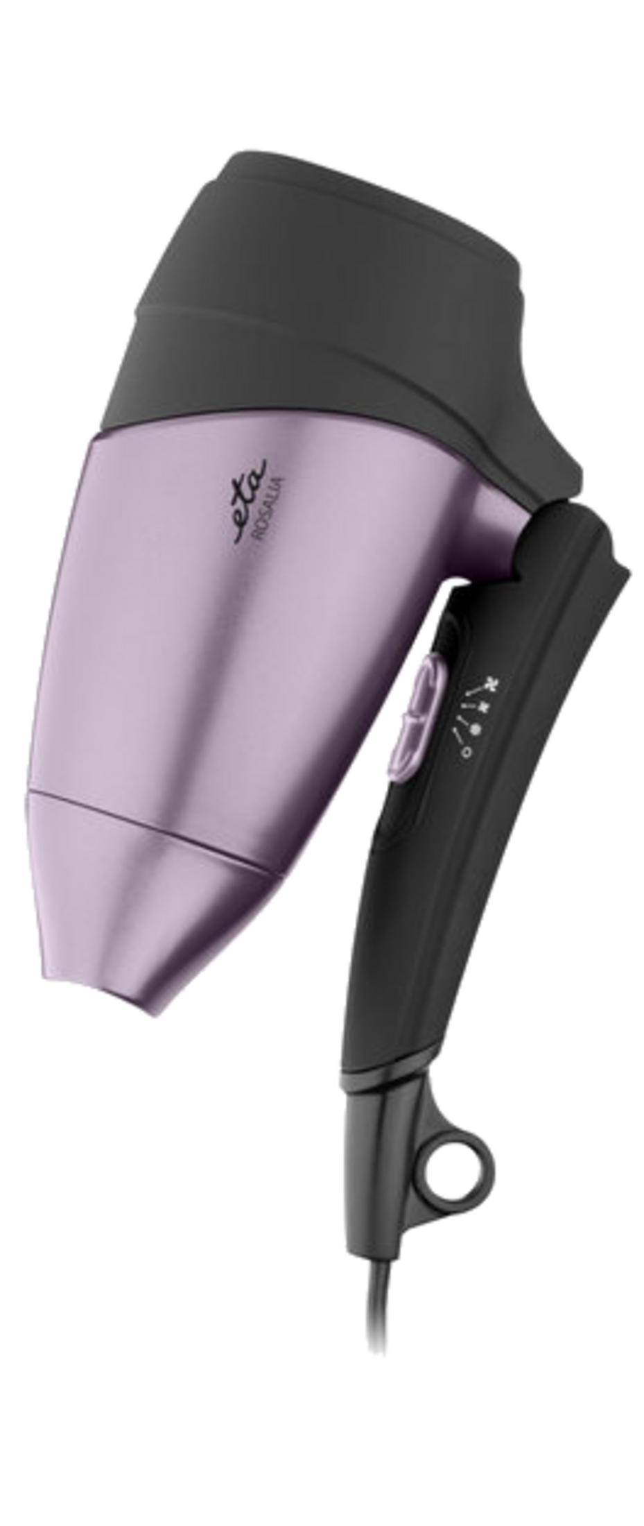 Un secador de pelo plegable en color morado y negro con mango plegable sobre fondo blanco.