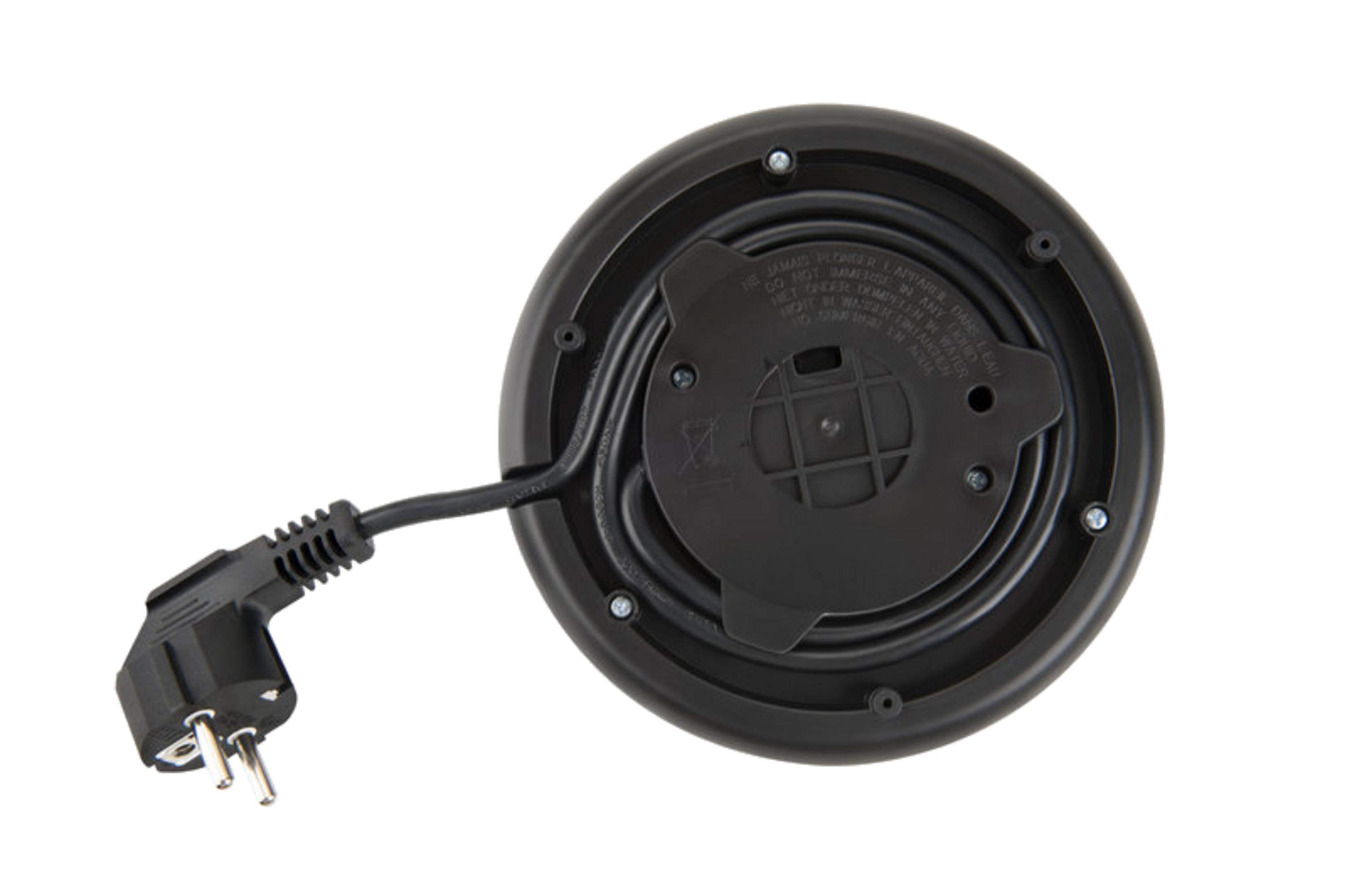 Vista dal basso della base di un bollitore elettrico nero con cavo di alimentazione e spina su fondo bianco.