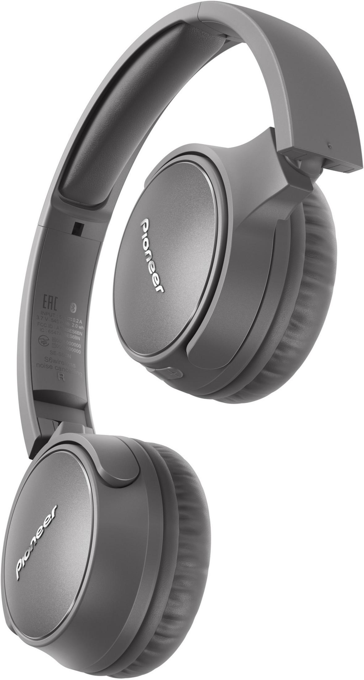 Cuffie over-ear Pioneer grigie con padiglioni auricolari imbottiti su sfondo bianco.