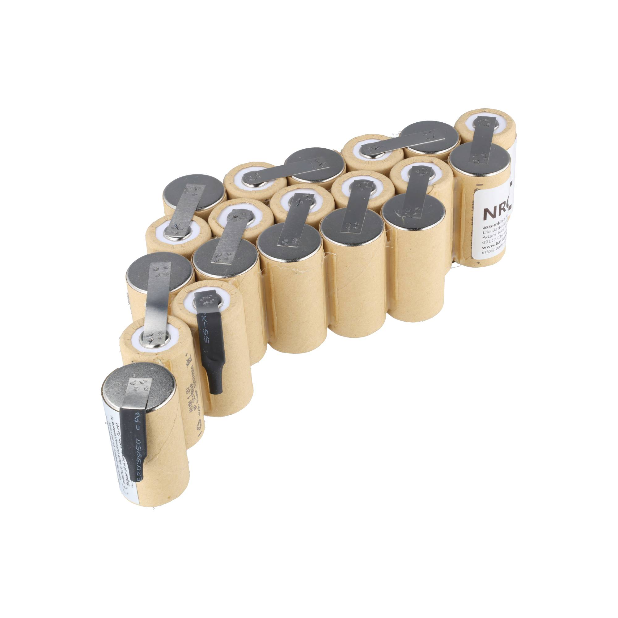 Ein Akkupack aus zylindrischen Zellen mit Metallverbbindern auf weißem Hintergrund.