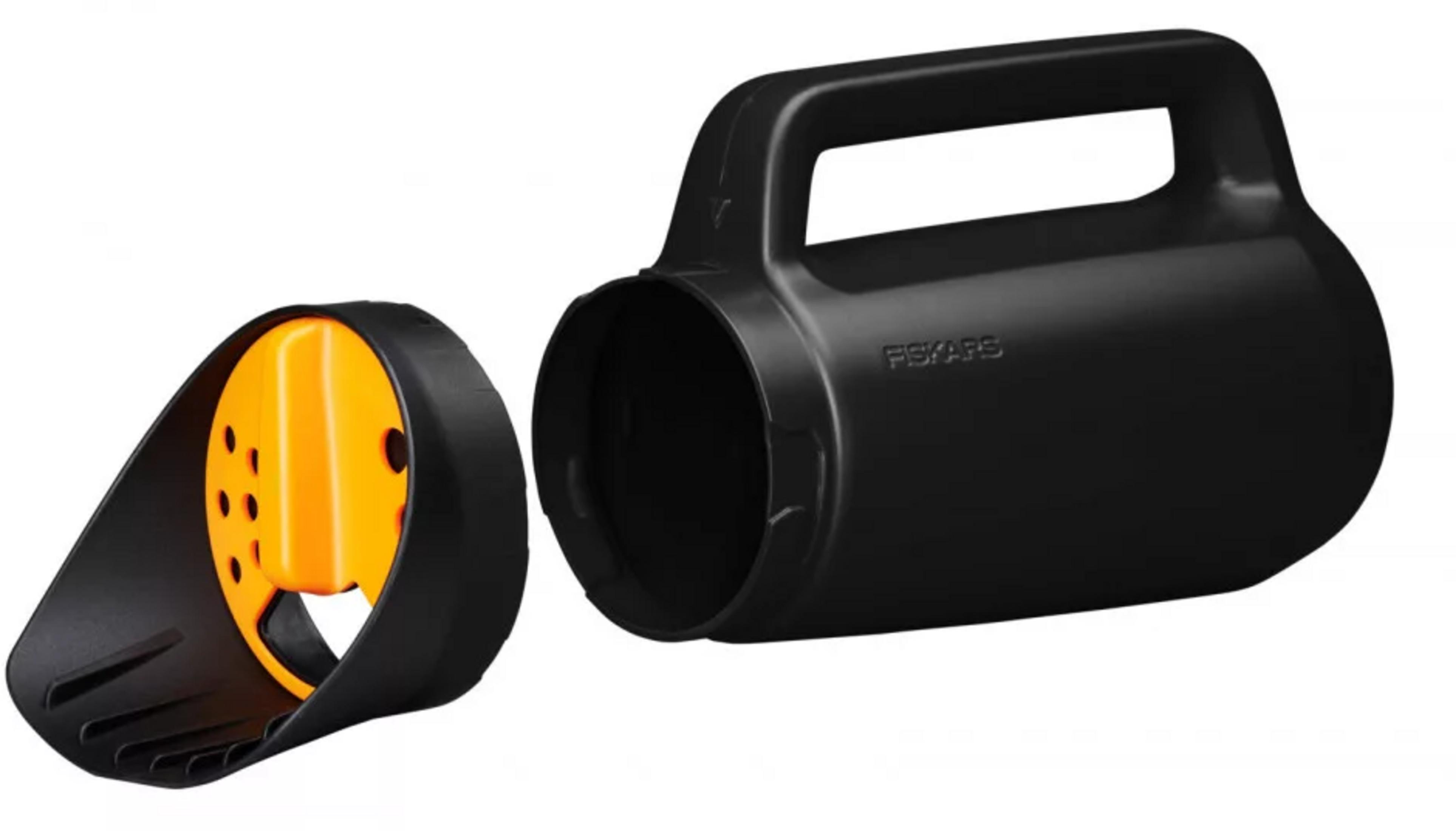 Ein schwarzer Fiskars-Düngerstreuer mit abnehmbarer orange-schwarzer Schaufel vor weißem Hintergrund.