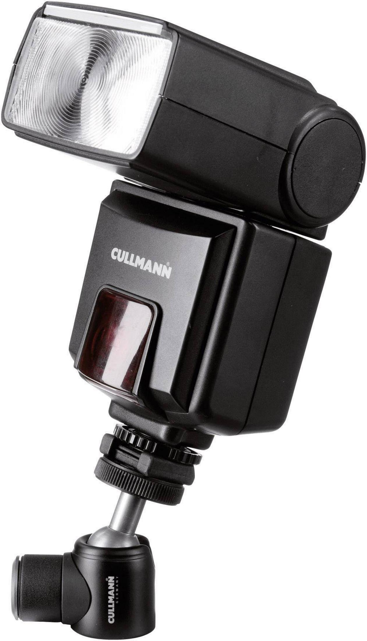 Un flash per fotocamera Cullmann nero montato su testa a sfera su sfondo bianco.