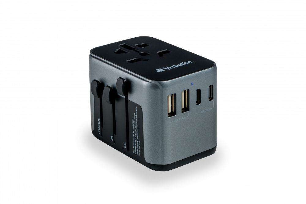 Un adaptador de viaje Verbatim gris con puertos USB y deslizadores de enchufes retráctiles sobre fondo blanco.