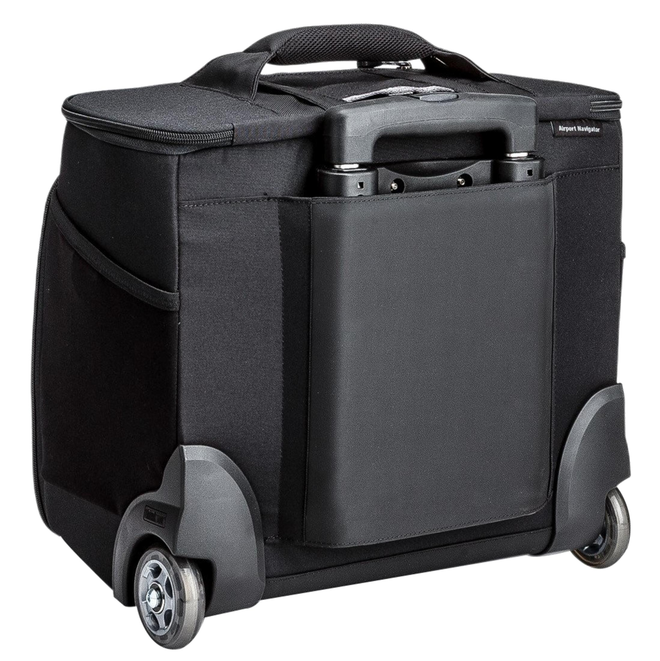 Eine schwarze Rolltasche mit stabilem Griff, zwei Rädern und Außentaschen vor weißem Hintergrund.