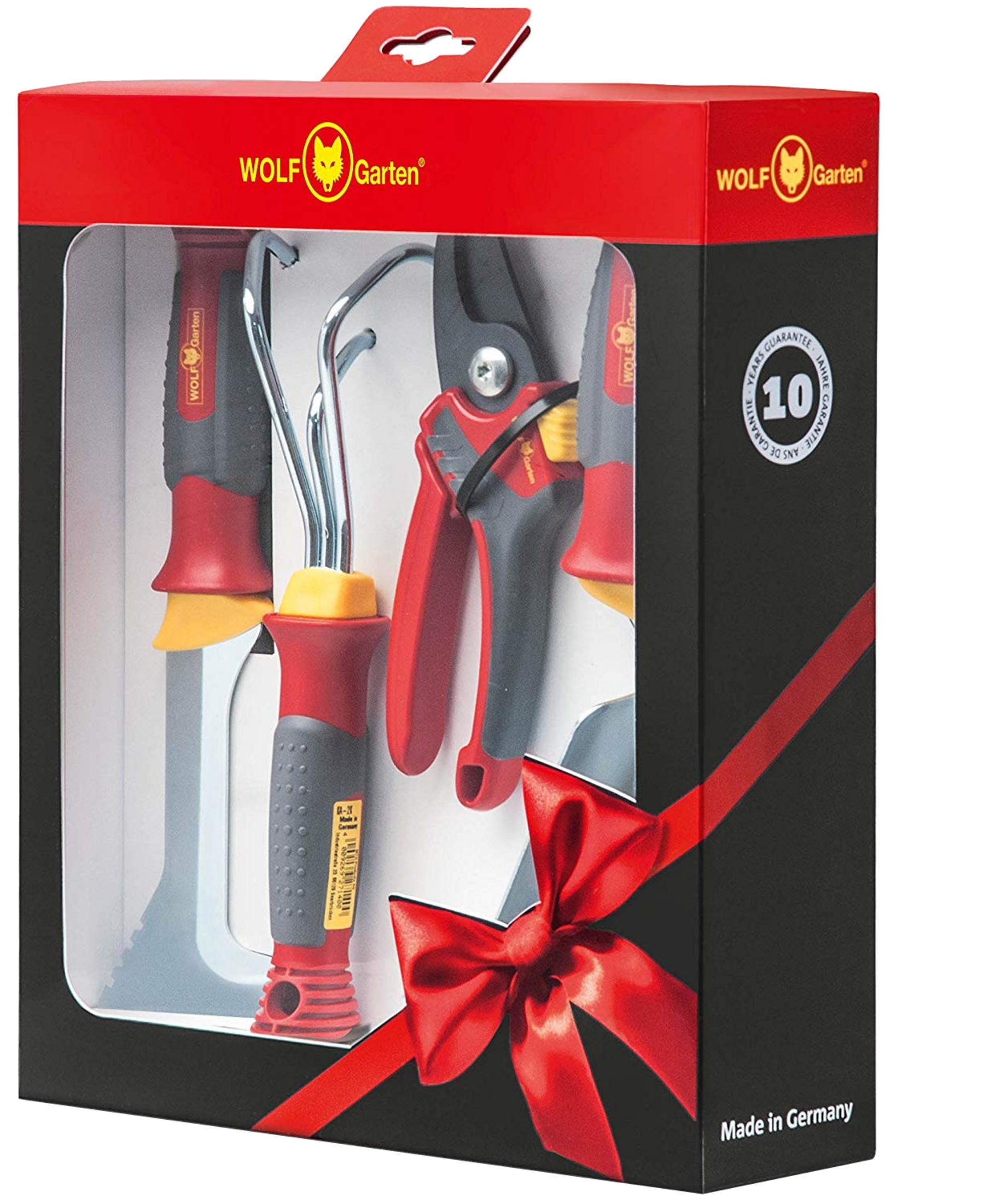 Wolf-Garten Werkzeugset in roter Geschenkbox mit Schleife, enthaltend Gartengeräte.