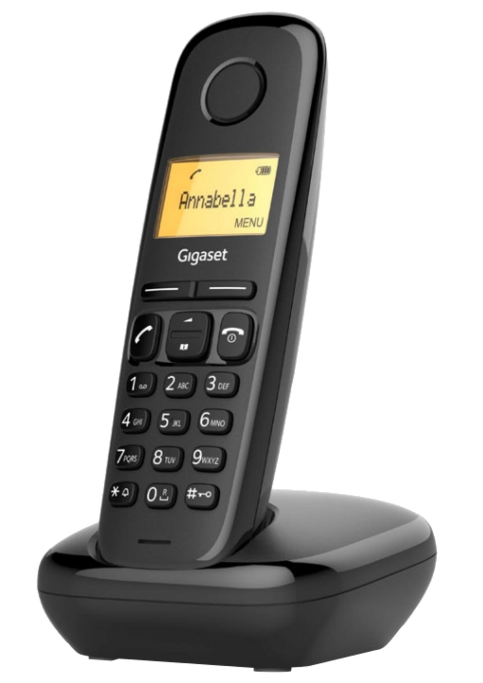 Sarı ekranlı şarj ünitesinde siyah Gigaset kablosuz telefon.