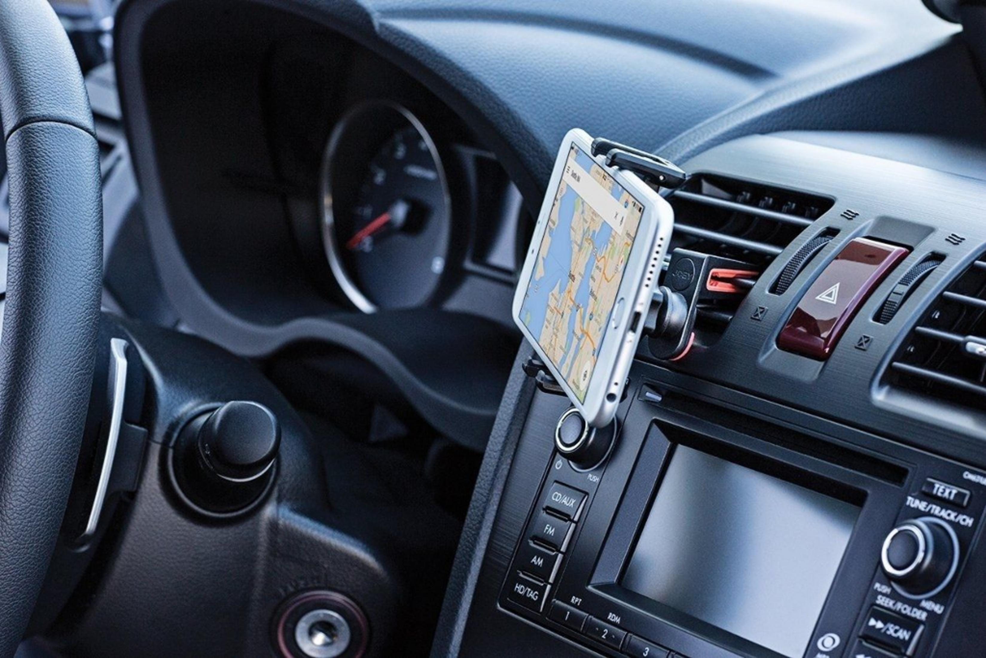 Ein Smartphone mit Kartennavigation ist in der Lüftungsdüse eines Autos befestigt.