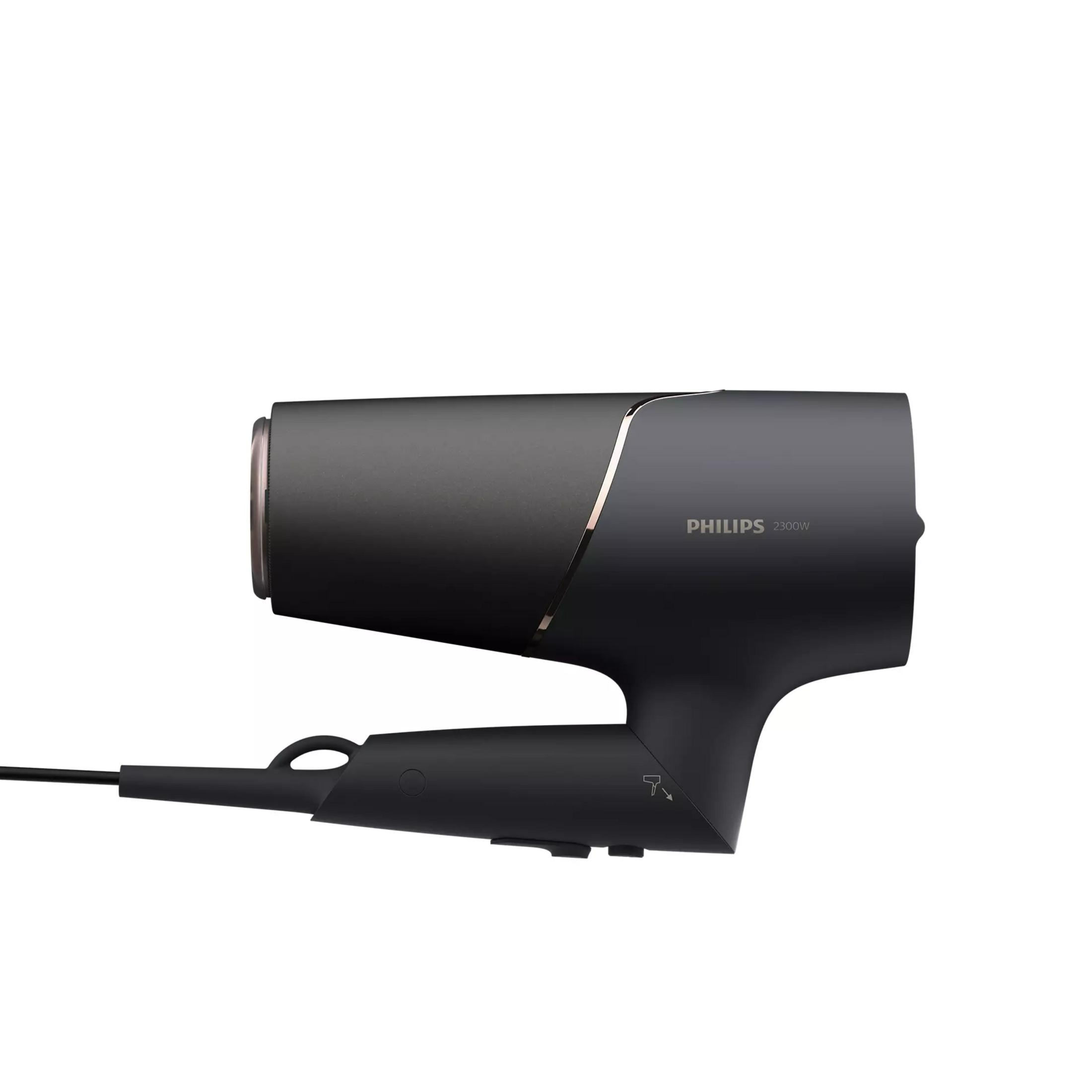 Un asciugacapelli Philips 2300W grigio con dettagli in oro rosa, posizionato orizzontalmente su sfondo bianco.