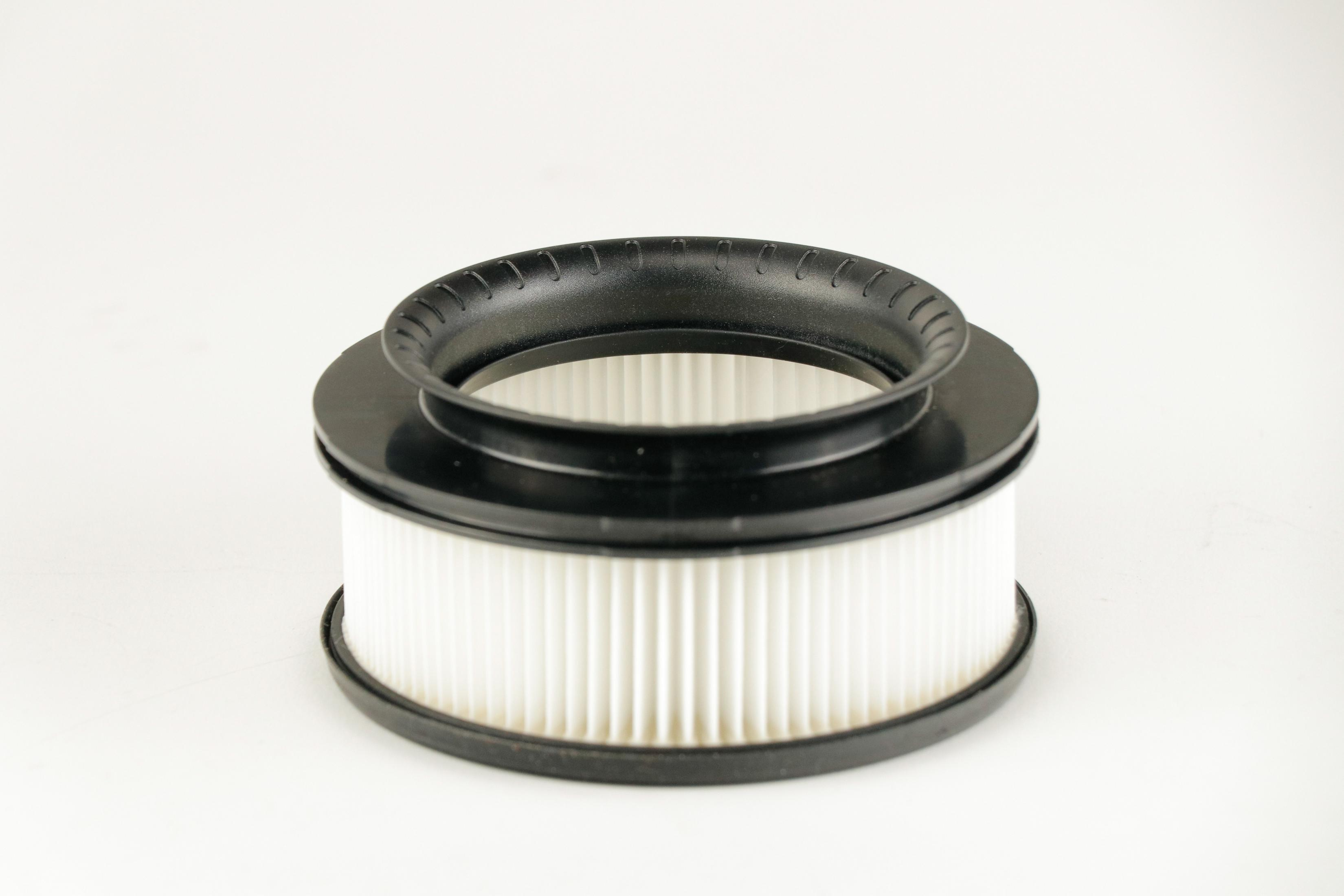 Un filtro dell'aria cilindrico bianco pieghettato con bordi in plastica nera su sfondo bianco.