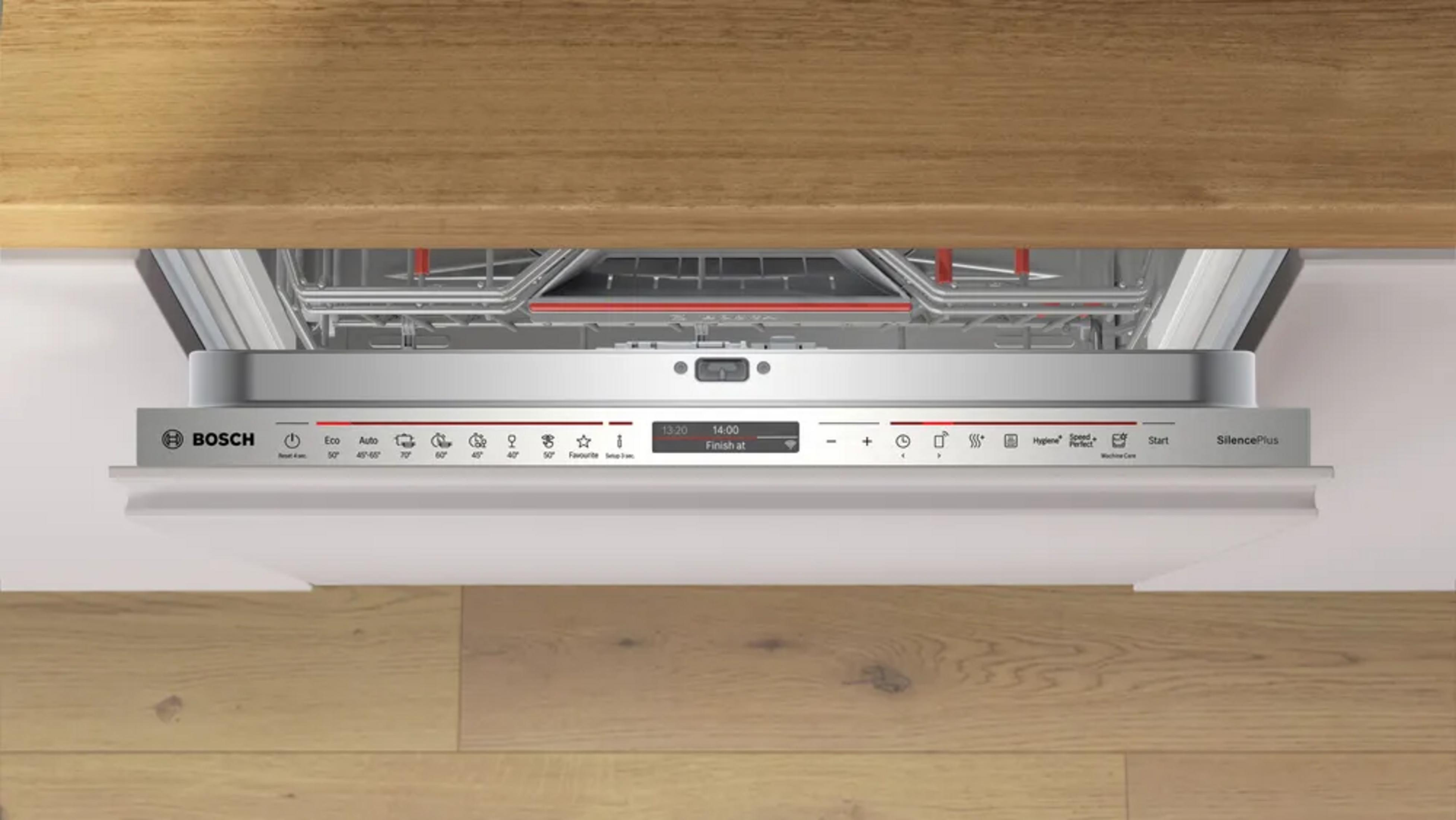 Lavastoviglie Bosch aperta sotto un piano di lavoro in legno con display digitale.