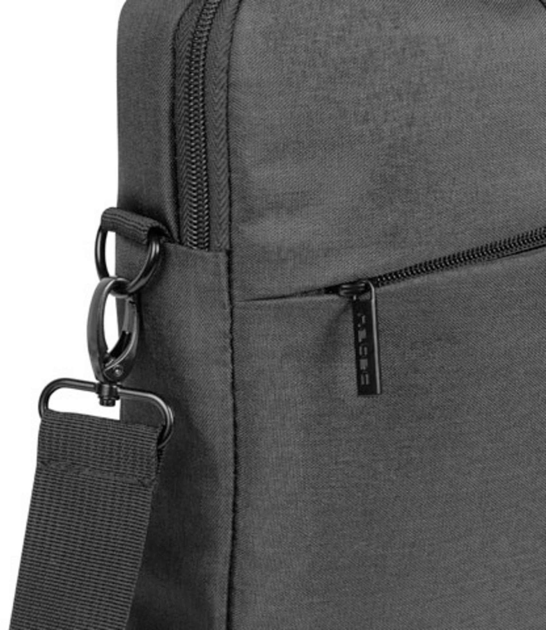 Primer plano de un bolso bandolera gris con cremalleras y correa para el hombro negra.
