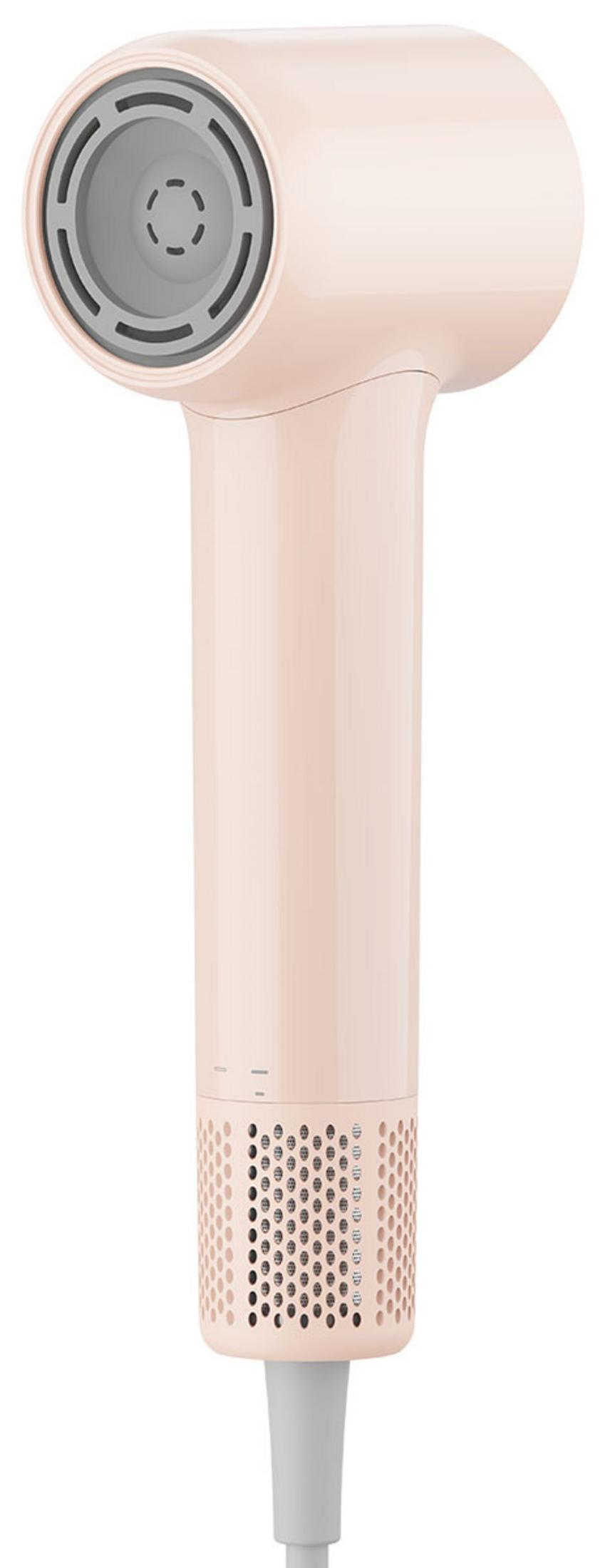 Moderno secador de pelo rosa claro con mango cilíndrico y filtro de malla en la parte inferior sobre fondo blanco.