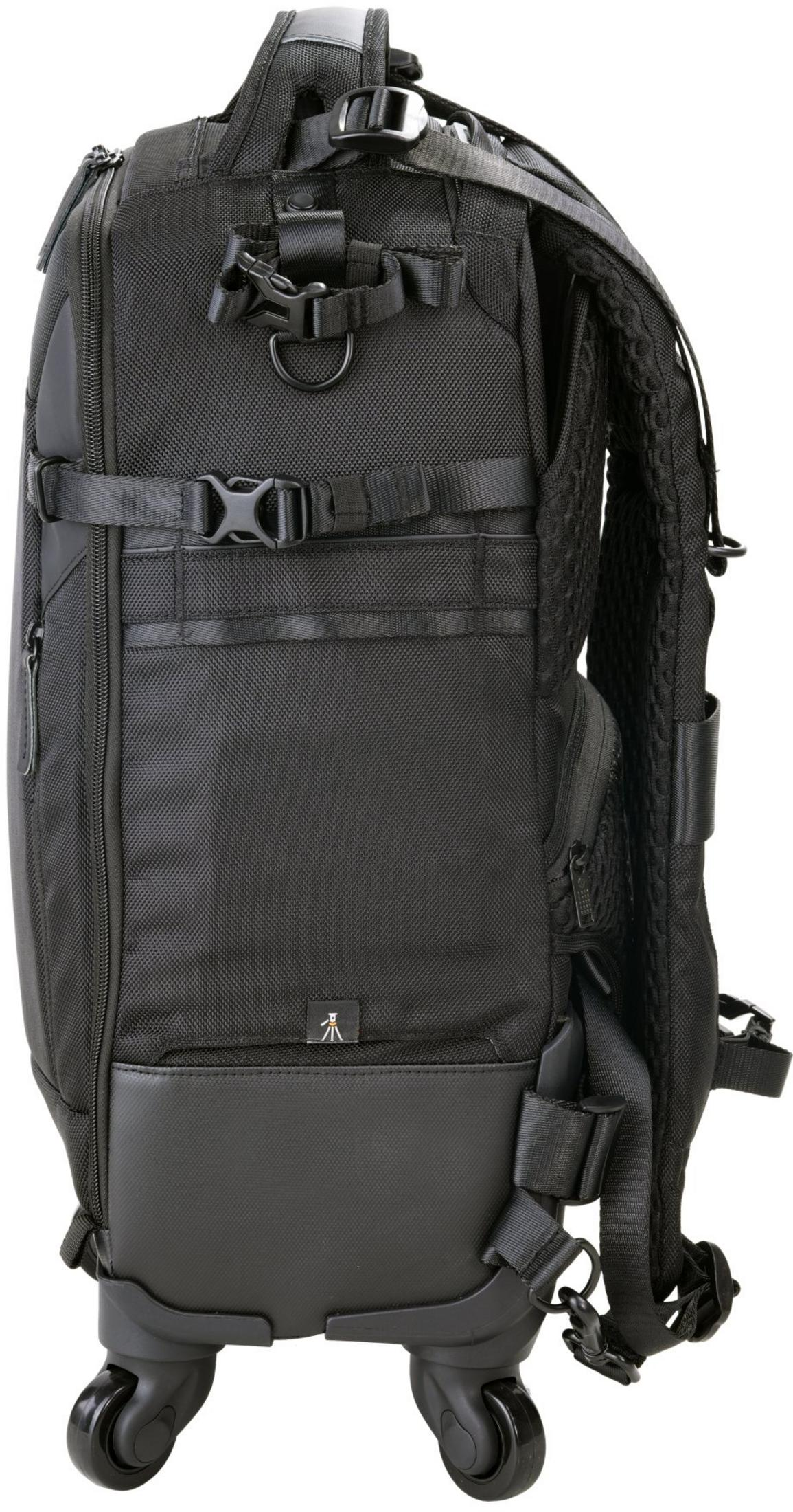 Ein schwarzer Kamera-Rucksack mit Rollen von der Seite, zeigt Riemen, Reißverschlüsse und Räder.