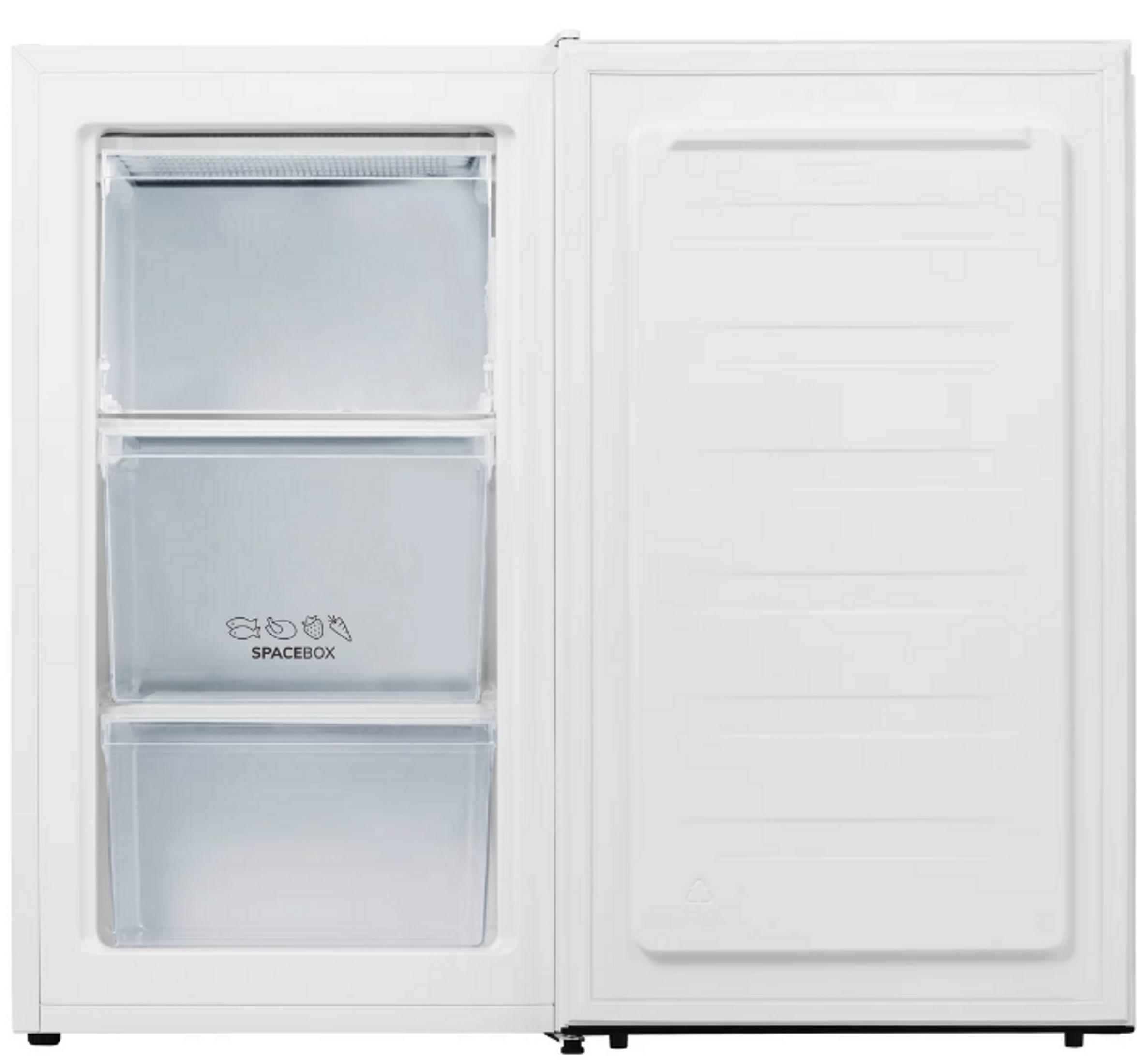 Un congelador vertical blanco con la puerta abierta muestra tres cajones transparentes en su interior.