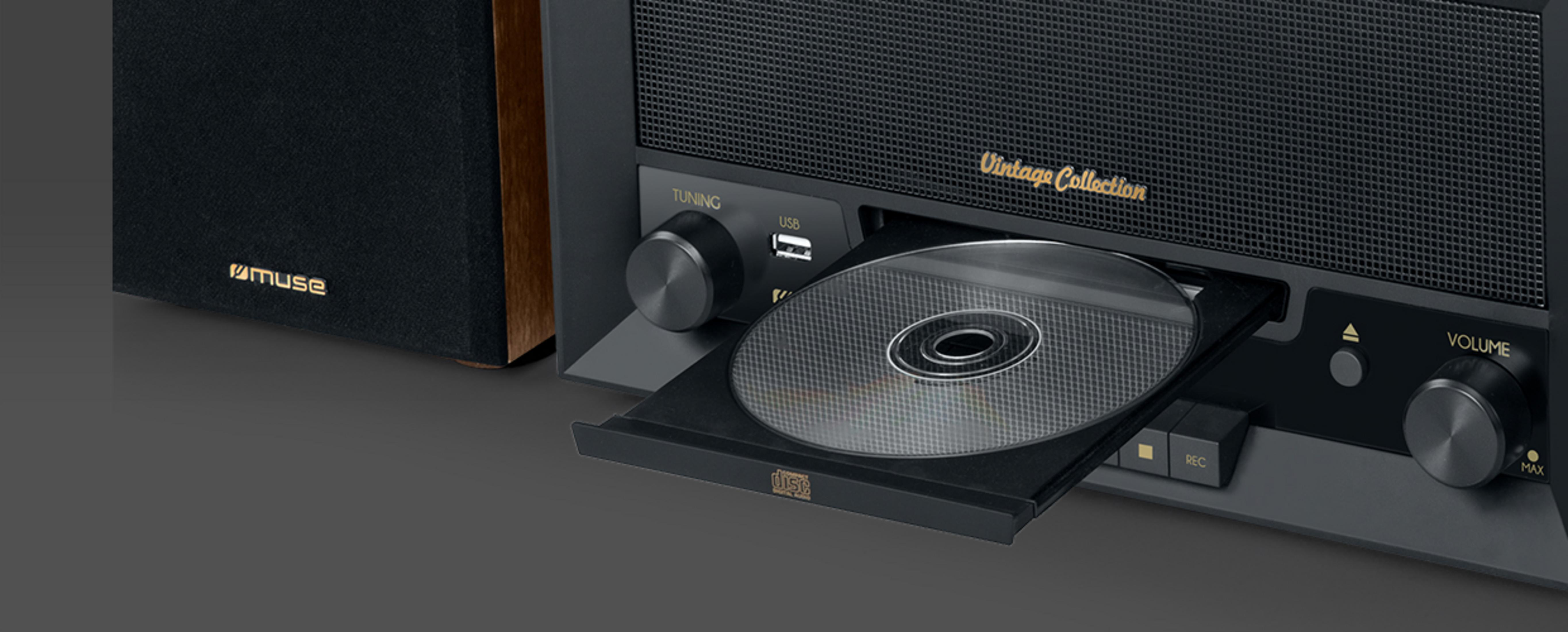 Un sistema de música negro de estilo vintage con bandeja de CD abierta, diales y altavoz de madera.