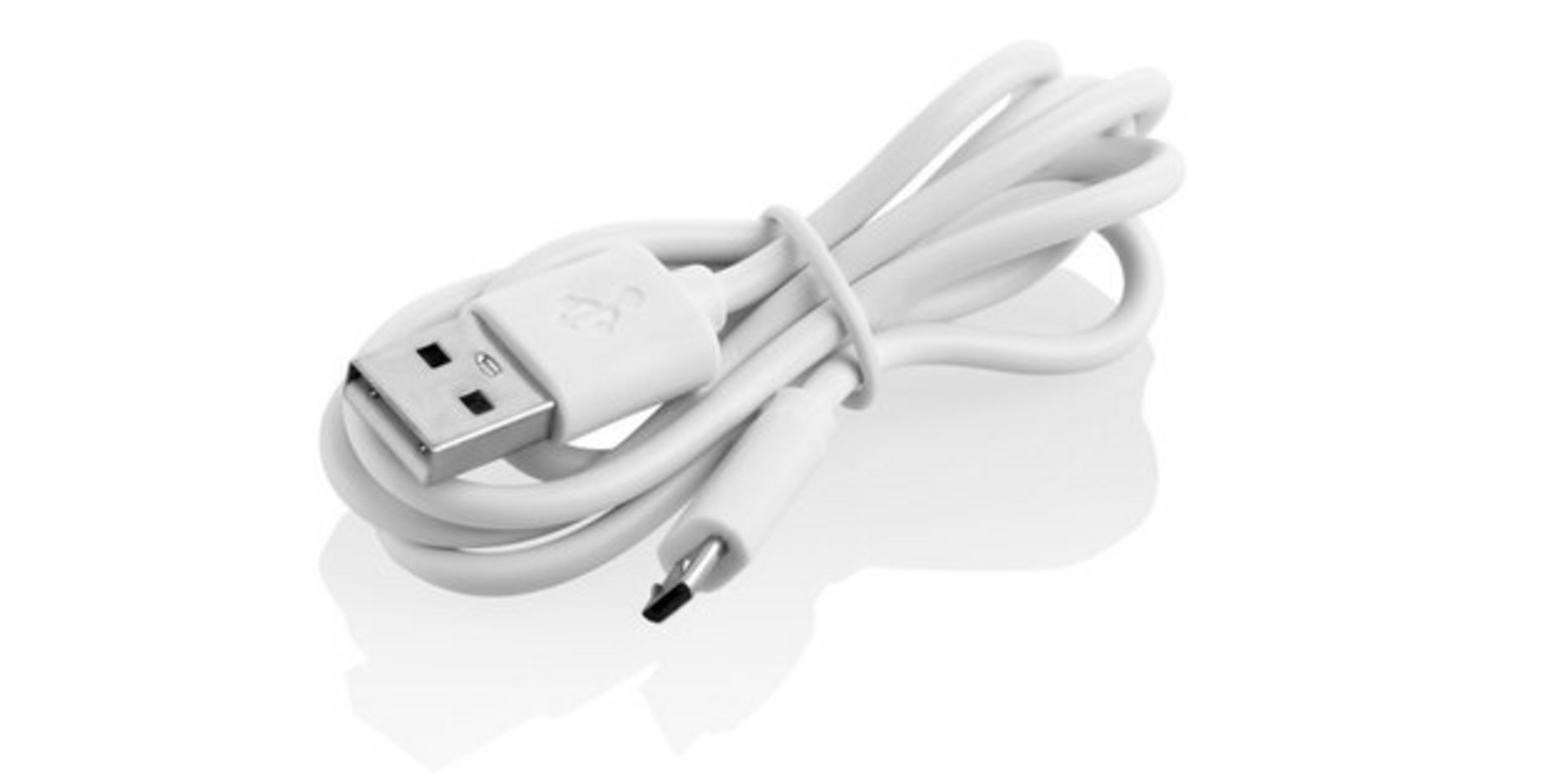 Ein zusammengerolltes weißes USB-Ladekabel vor weißem Hintergrund mit Standard-USB-A-Anschluss und Micro-USB-Spitze.