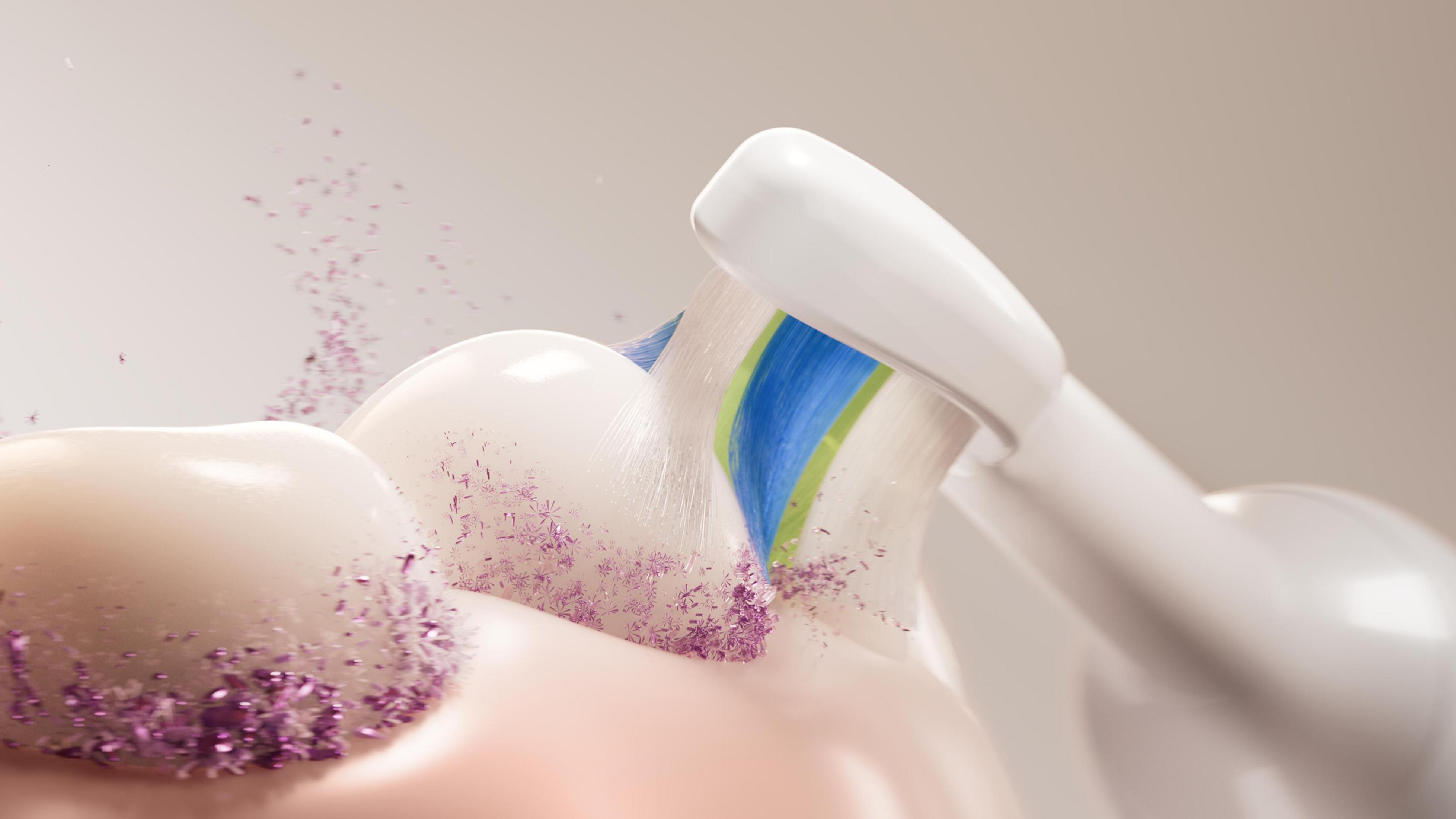 Un cepillo de dientes eléctrico limpia los dientes, eliminando bacterias moradas y placa sobre fondo neutro.