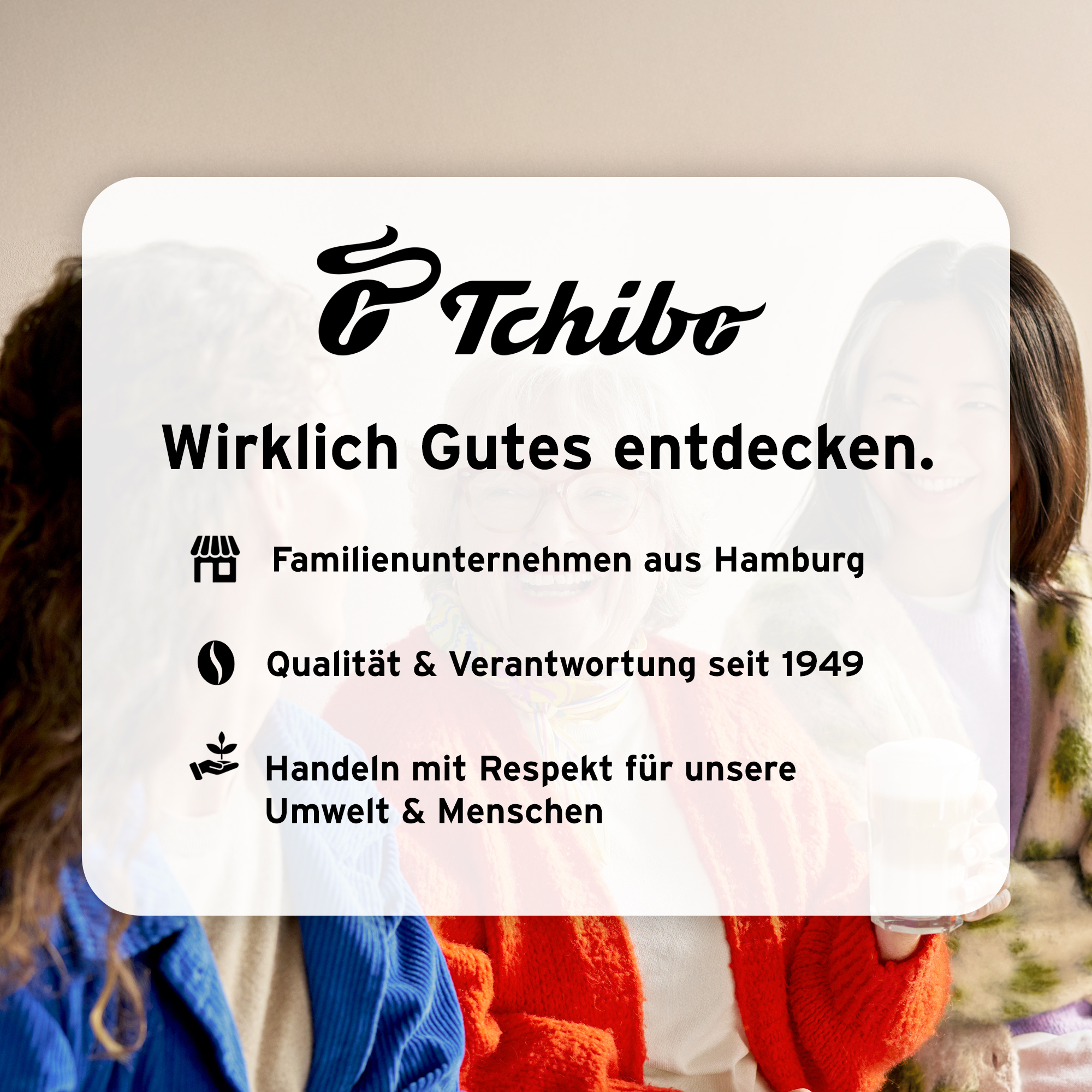 Tchibo-Werbung mit Logo, Slogan und Firmenwerten vor verschwommenem Hintergrund von drei glücklichen Frauen.