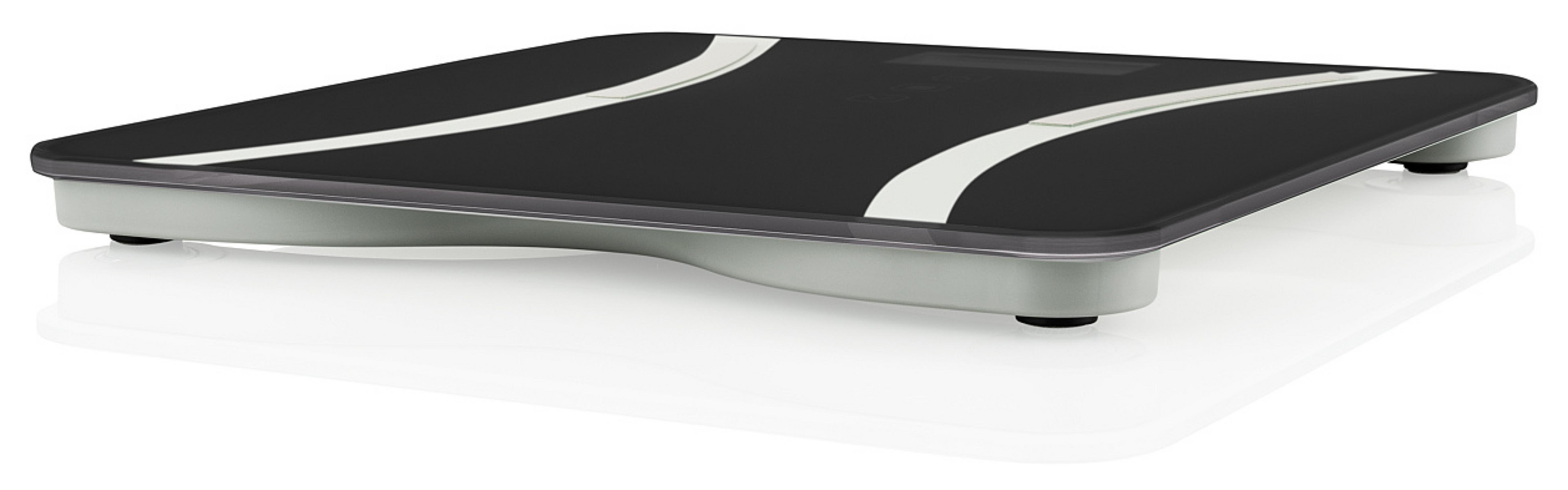 Una bilancia da bagno digitale nera con dettagli a strisce bianche curve si trova su una superficie bianca.