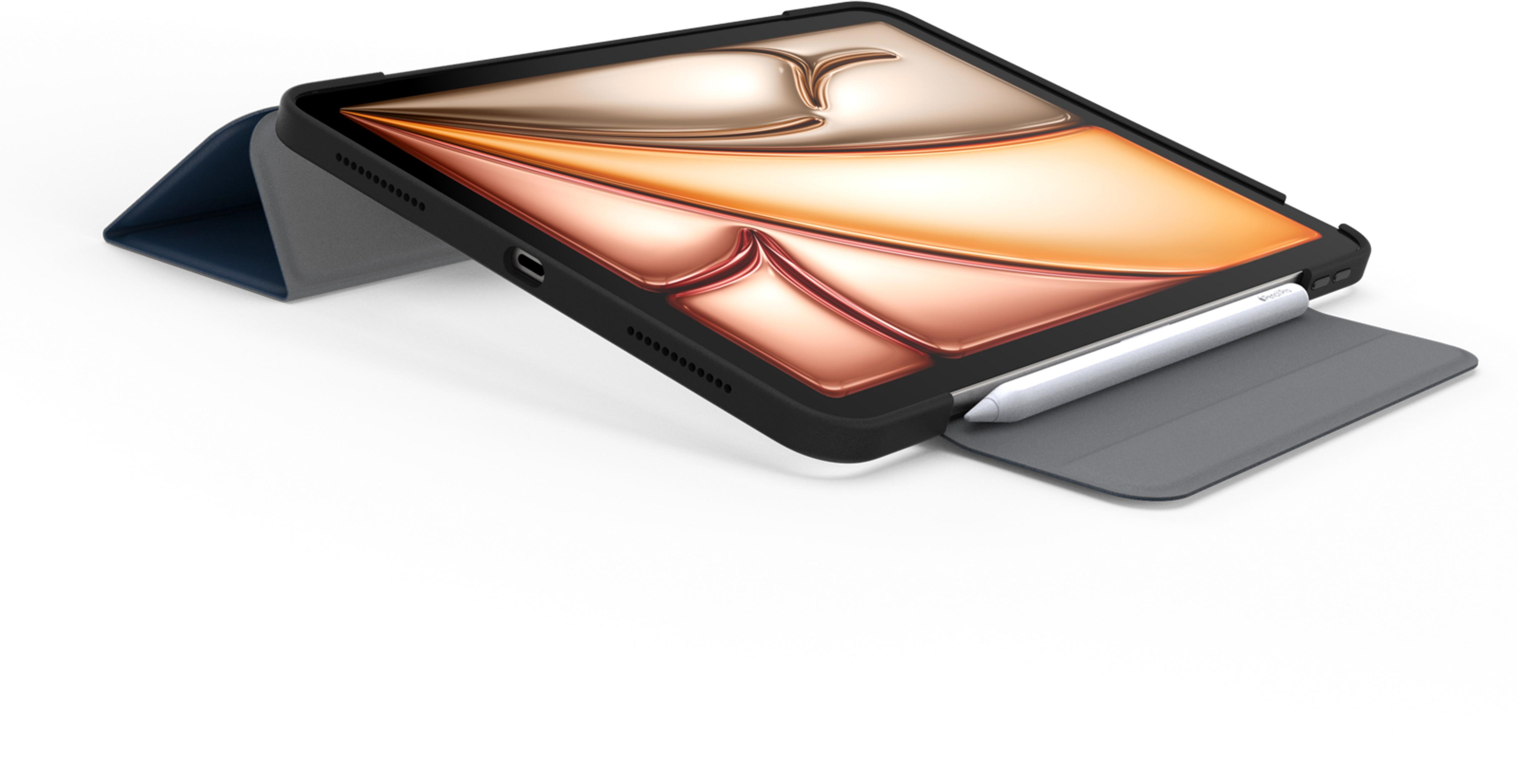 Ein Tablet in schwarzer Hülle mit Stift steht auf weißem Grund.