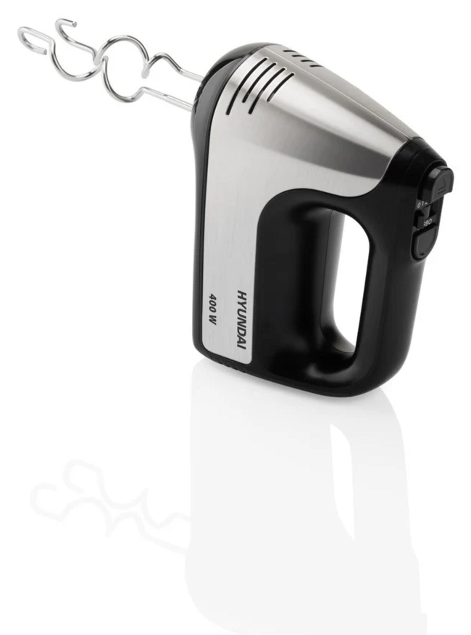 Ein silberner und schwarzer Hyundai Handmixer mit Knethaken auf einer weißen, reflektierenden Oberfläche.
