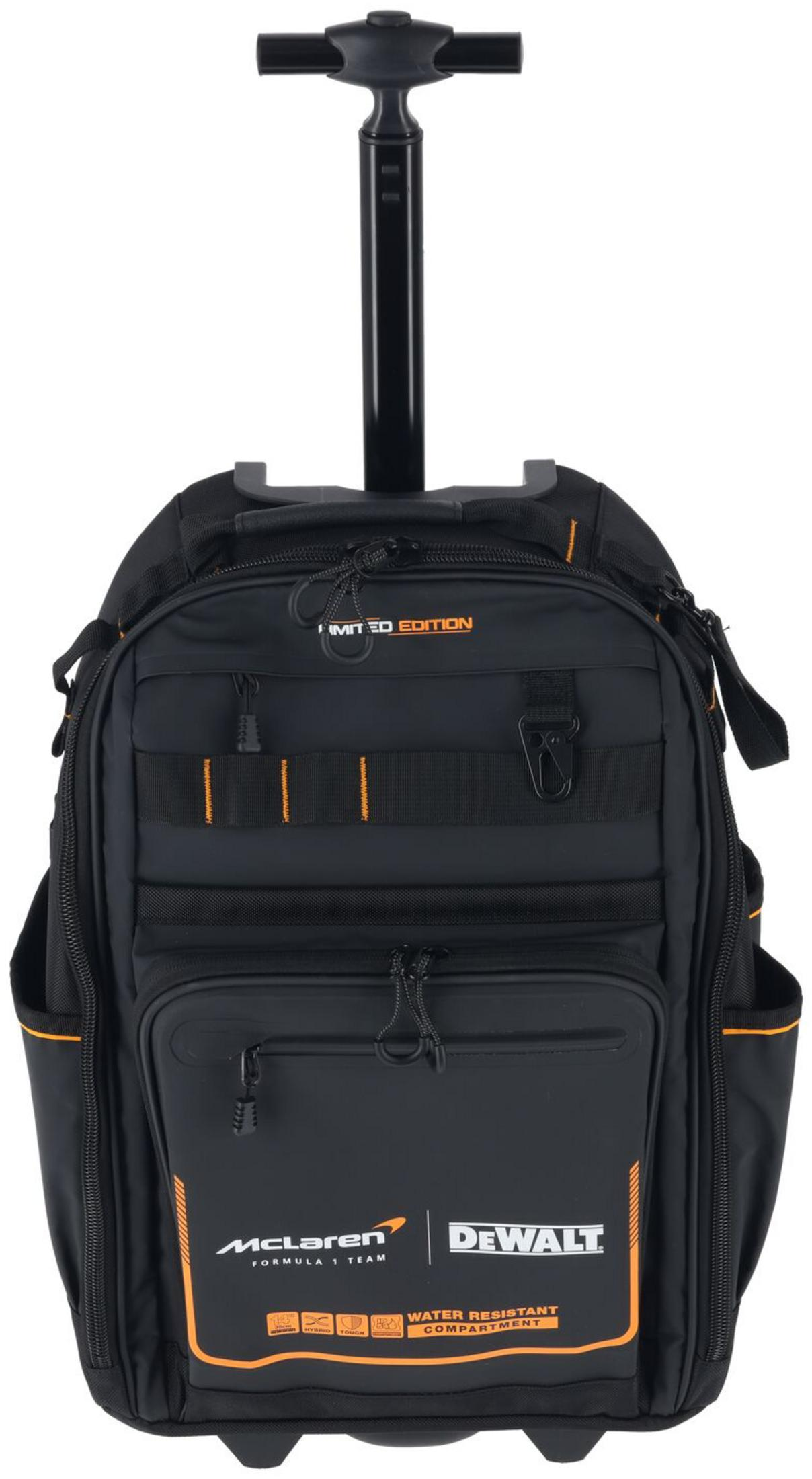 Zaino trolley nero McLaren F1 Team DeWalt con manico estensibile e dettagli arancioni su sfondo bianco.