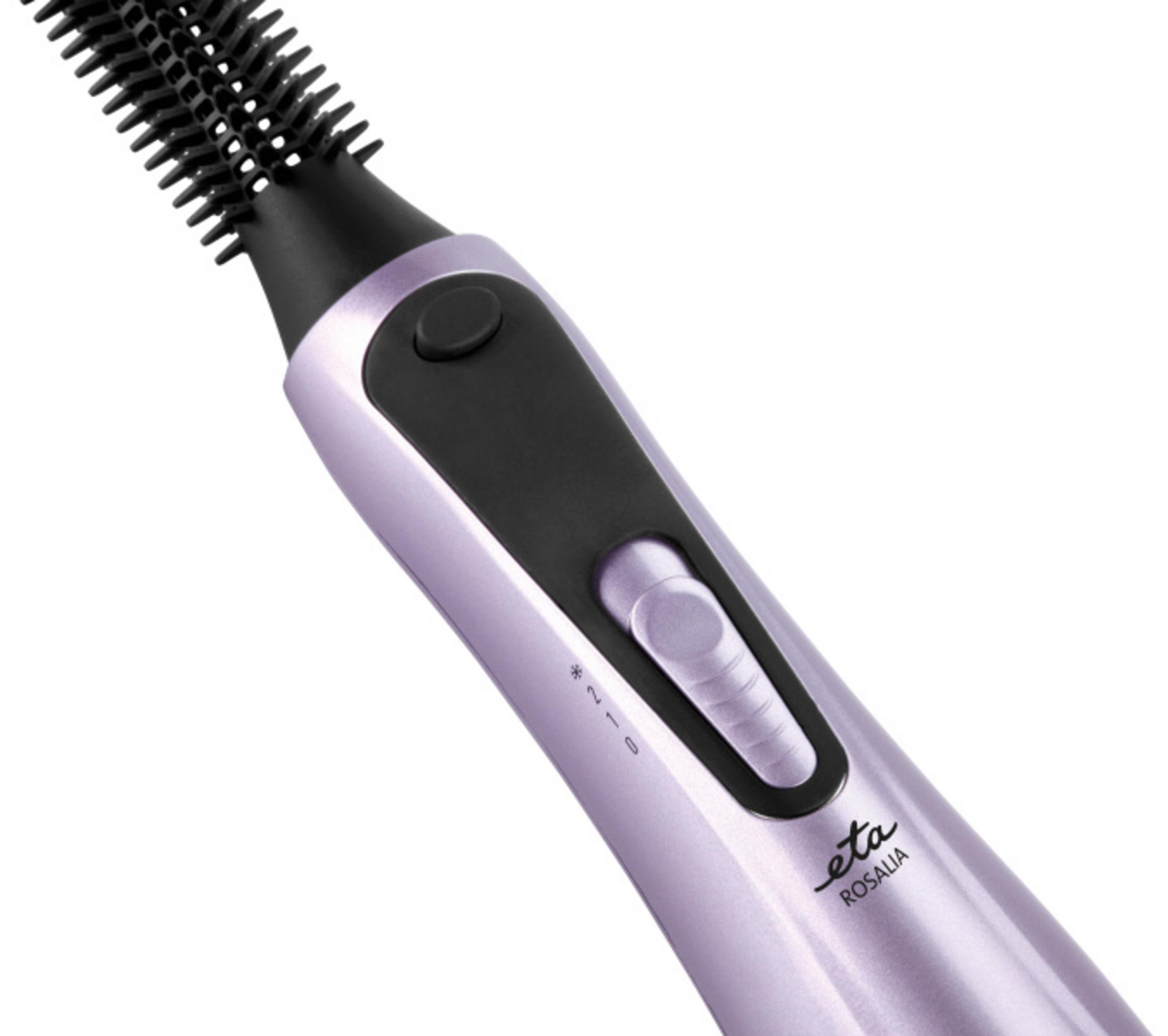 Primo piano del manico di una spazzola per capelli viola e nera con interruttore a scorrimento su sfondo bianco.