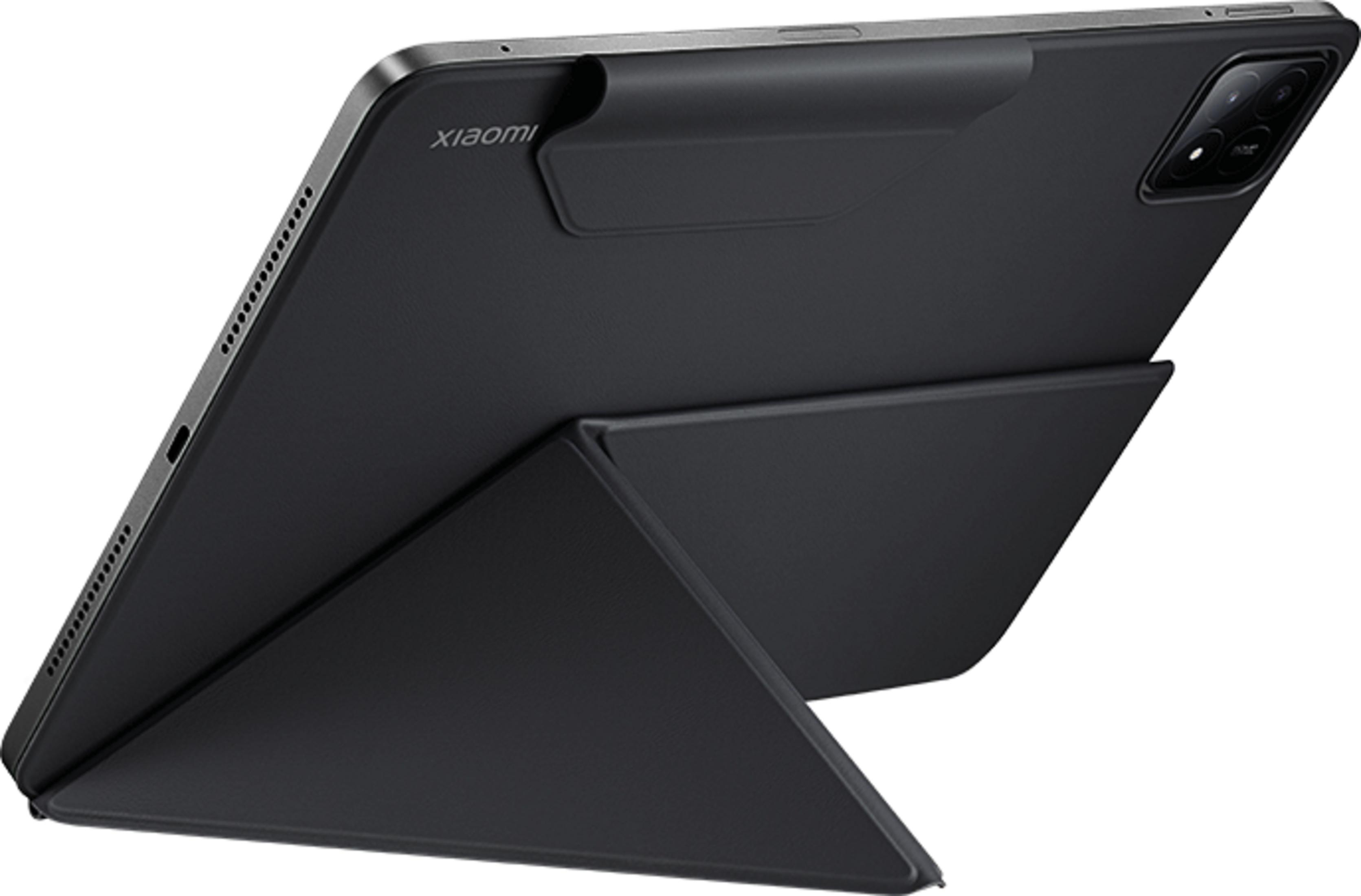 Una tablet Xiaomi negra en un soporte sobre fondo blanco, mostrando la cámara trasera.