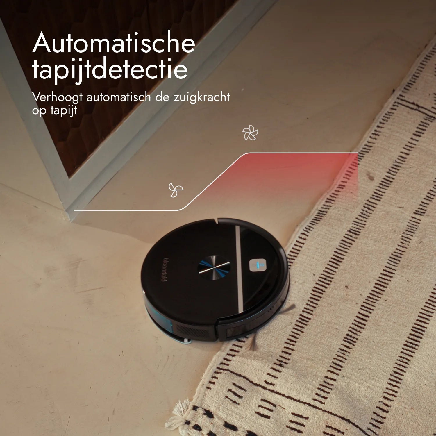 Ein schwarzer Saugroboter nähert sich einem gemusterten Teppich auf hellem Boden, mit Text zur Teppicherkennung.