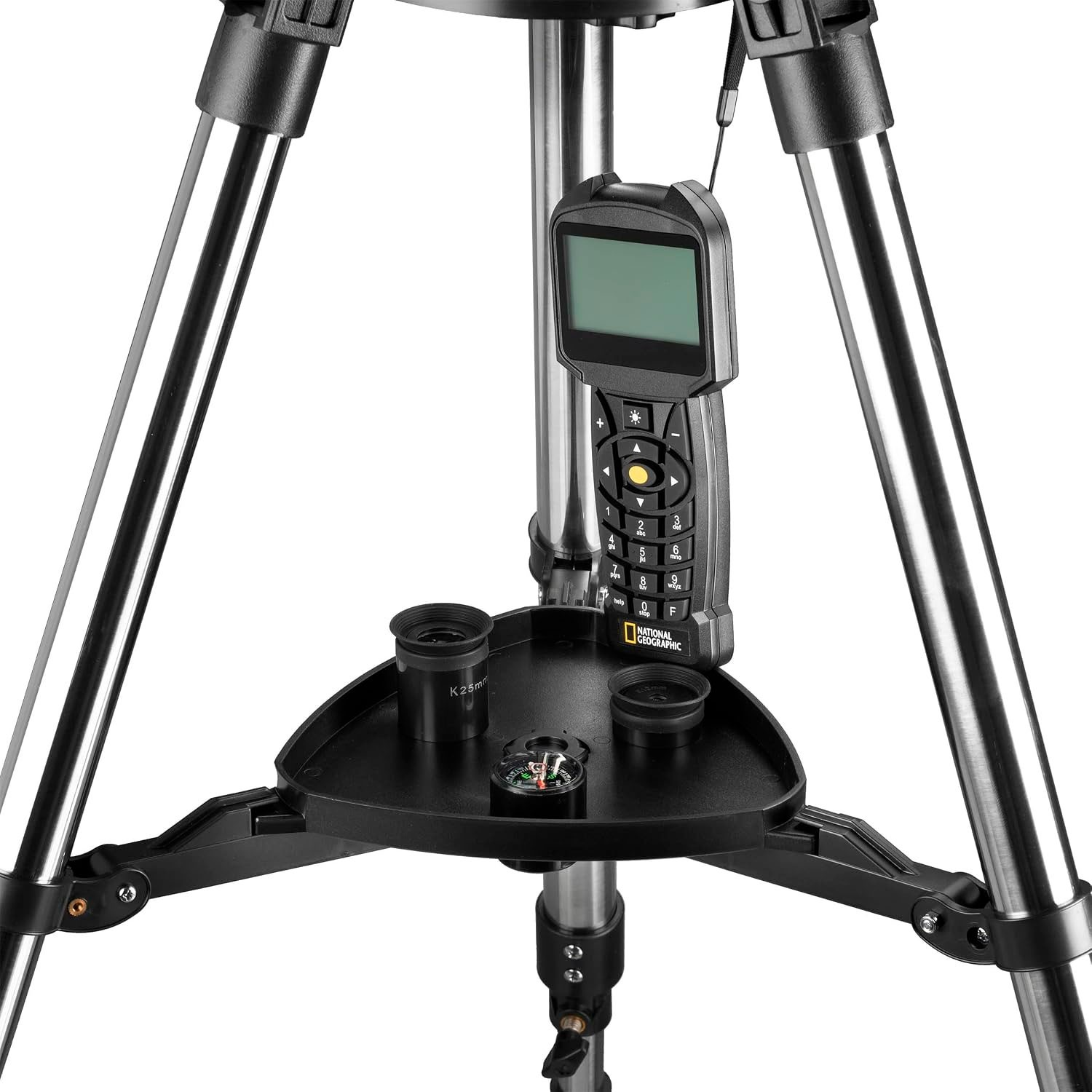 Un trípode de telescopio negro con control manual, oculares y una brújula pequeña en una bandeja.